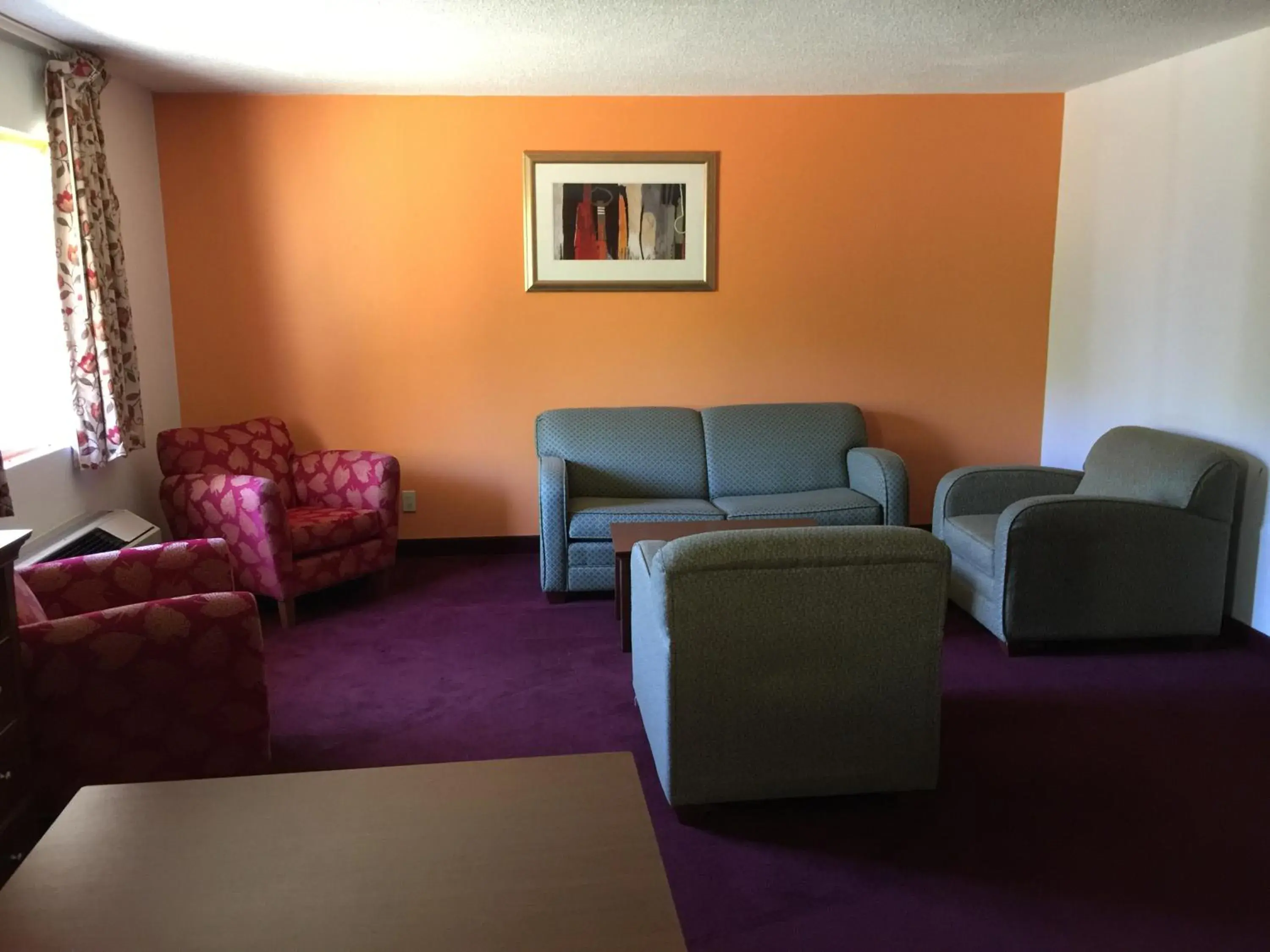 Lounge/Bar in Lake Tree Inn & Suites