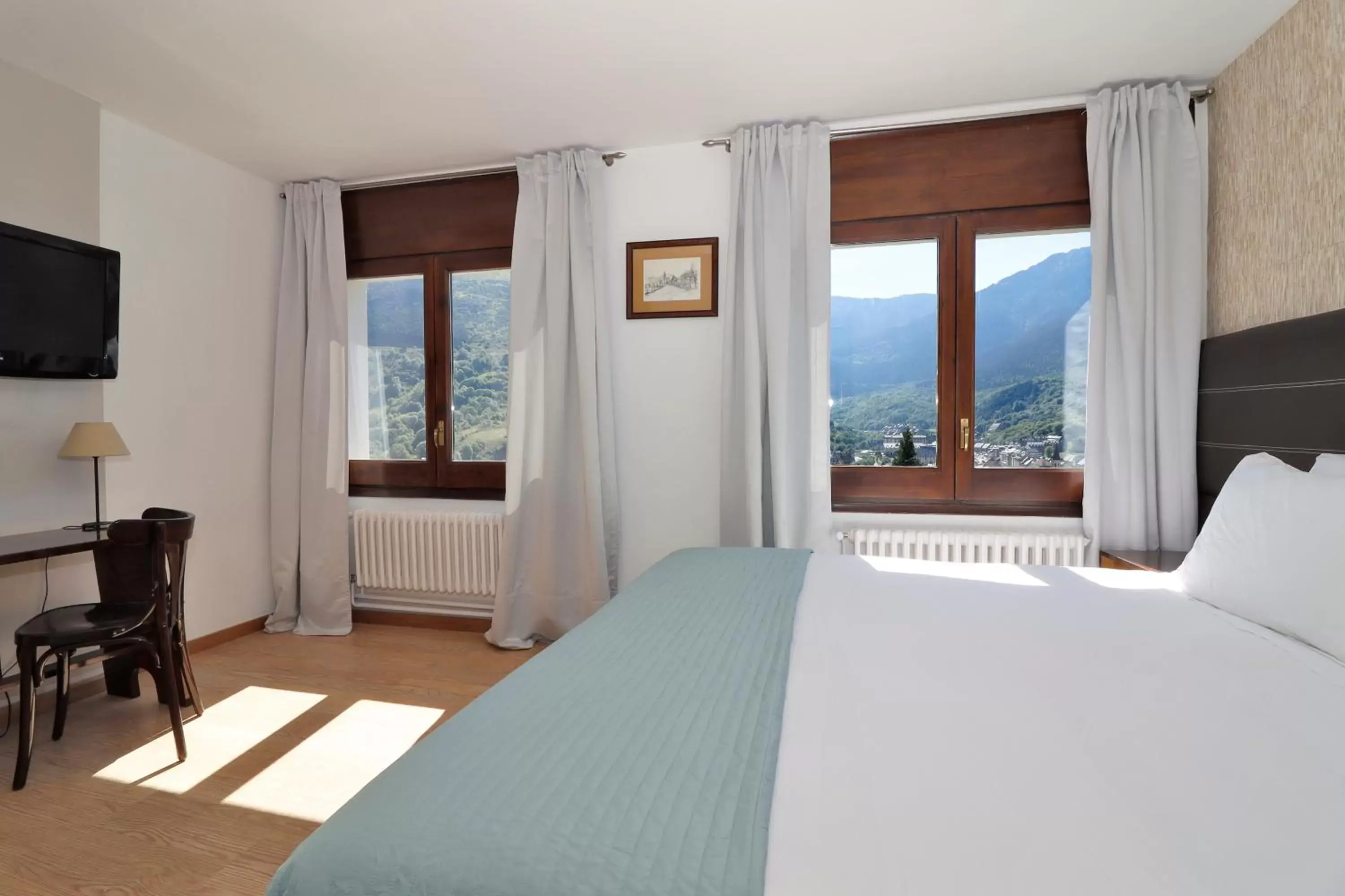 Bedroom, Mountain View in Hotel Blu Aran