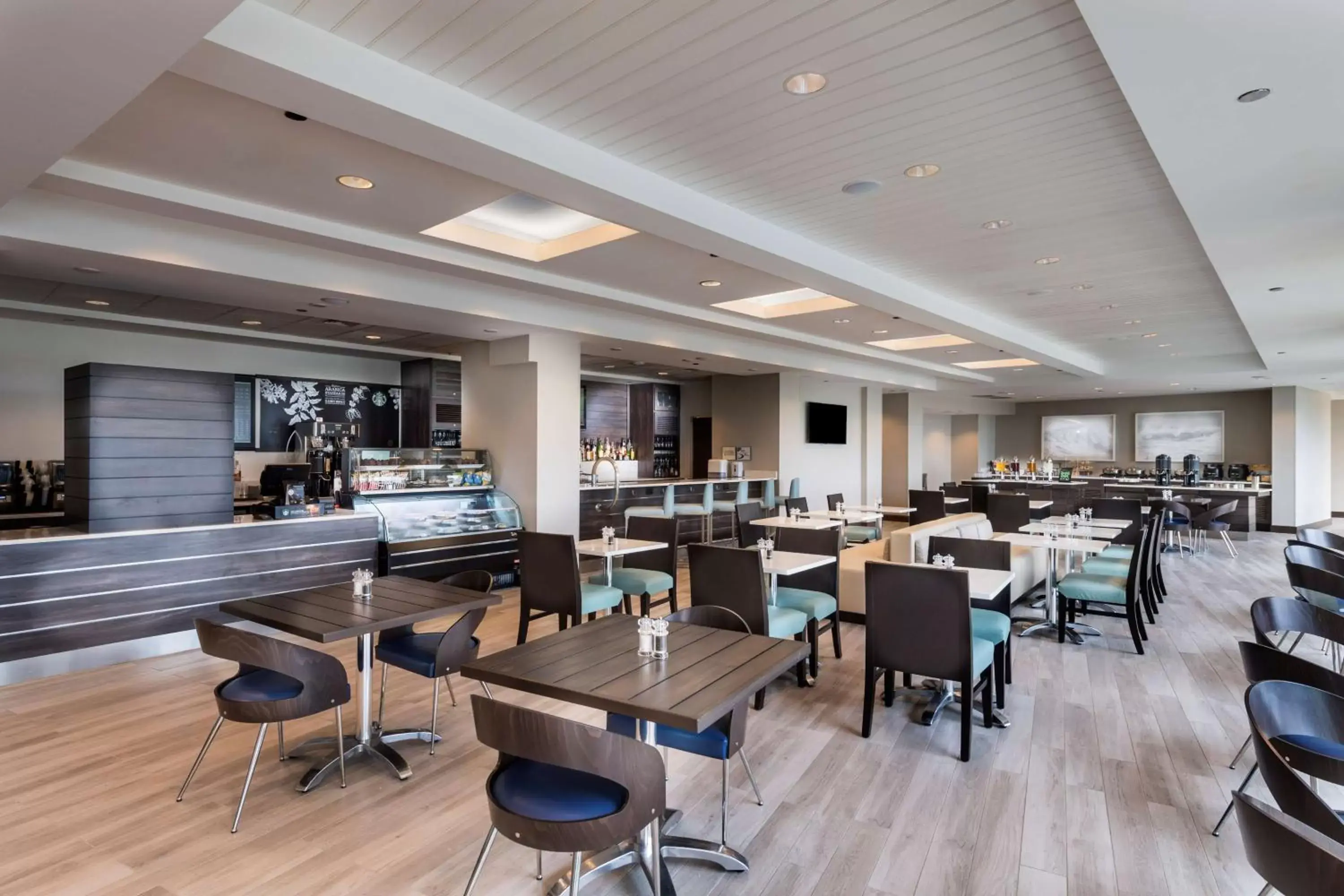 Lounge or bar, Restaurant/Places to Eat in The Island House Hotel a Doubletree by Hilton