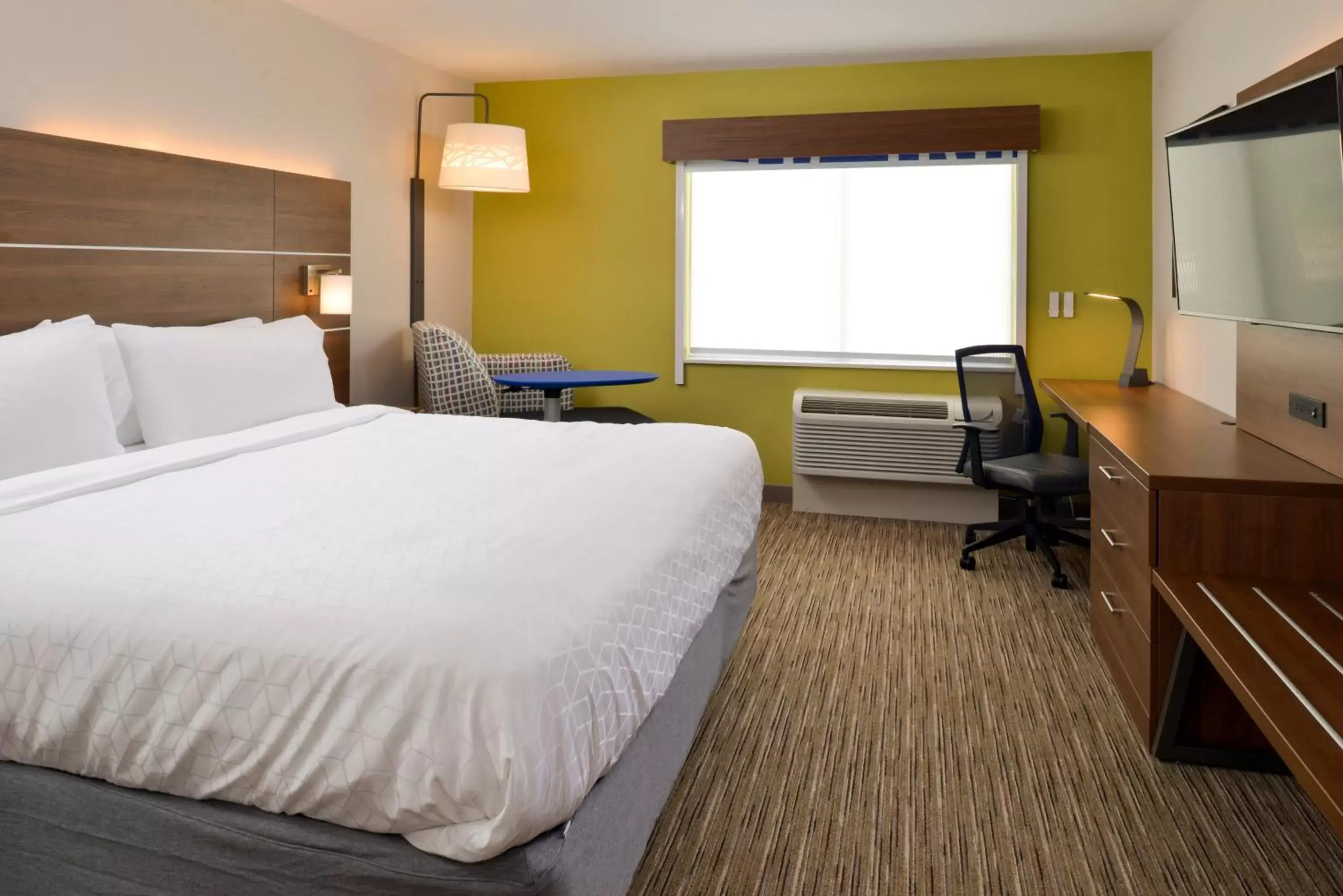 Photo of the whole room, Bed in Holiday Inn Express & Suites - Ottumwa, an IHG Hotel