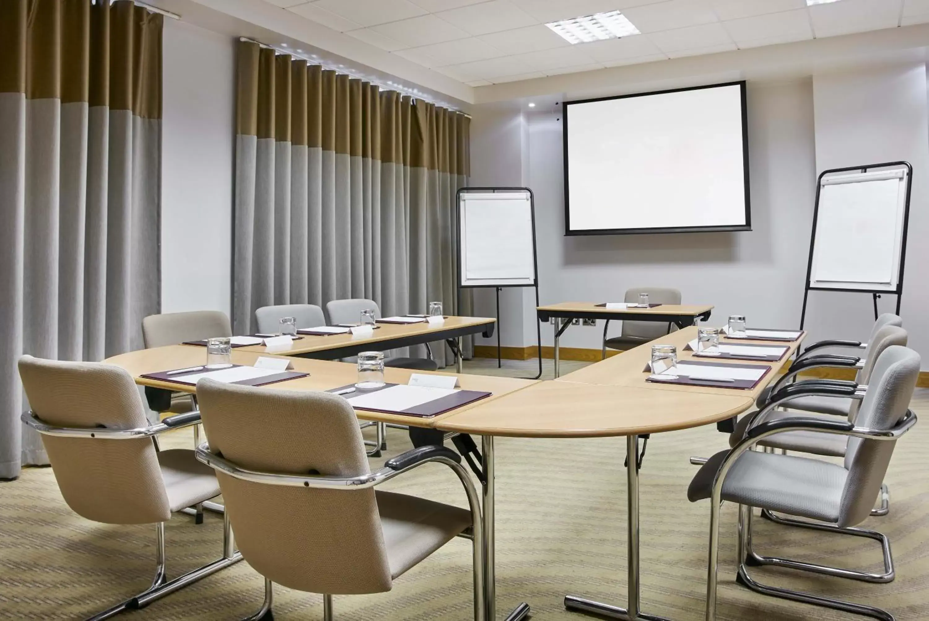 Meeting/conference room in Leonardo Hotel Swindon - Formerly Jurys Inn