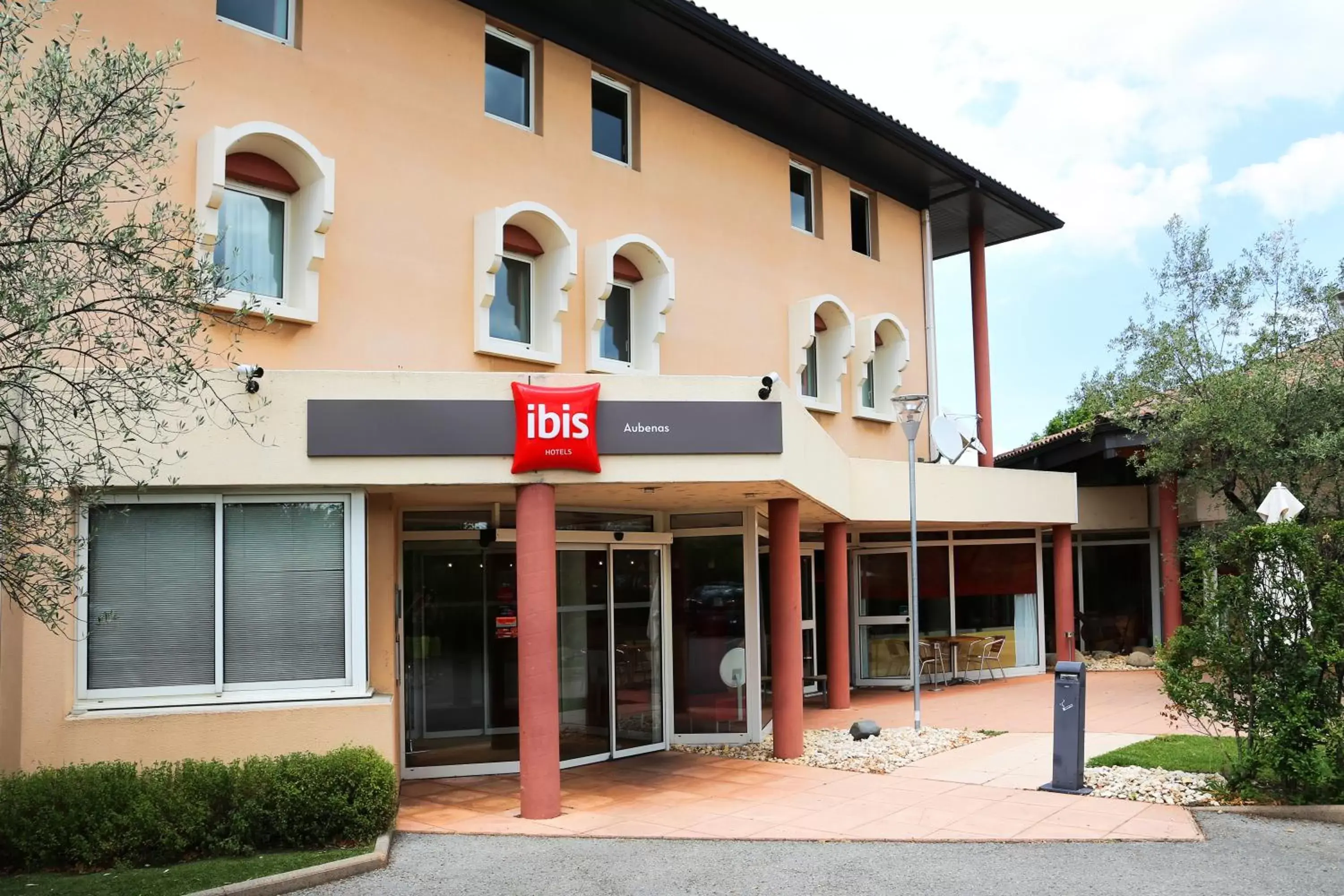 Facade/entrance, Property Building in ibis Aubenas