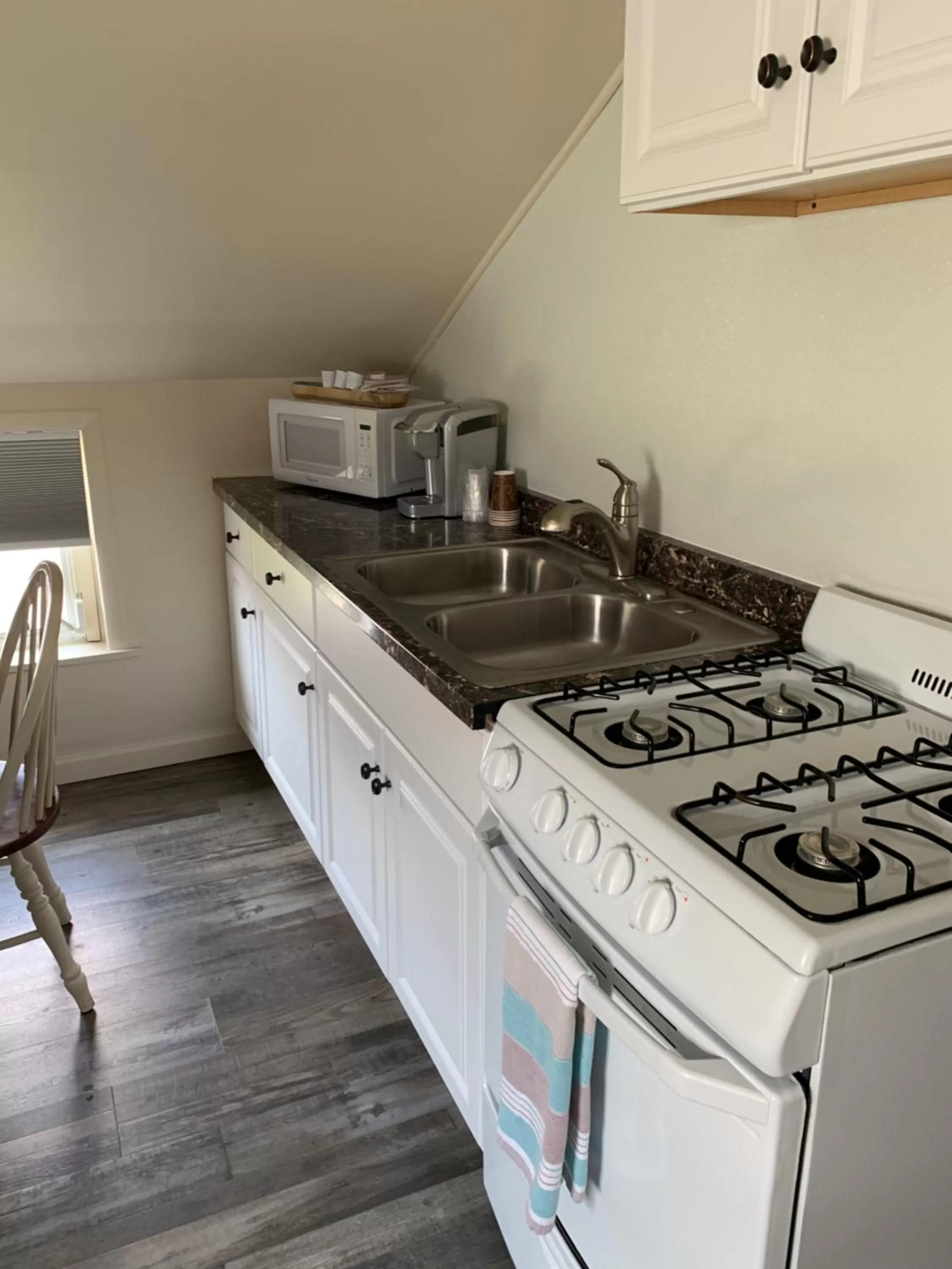 Kitchen or kitchenette in Ocean Glass Inn