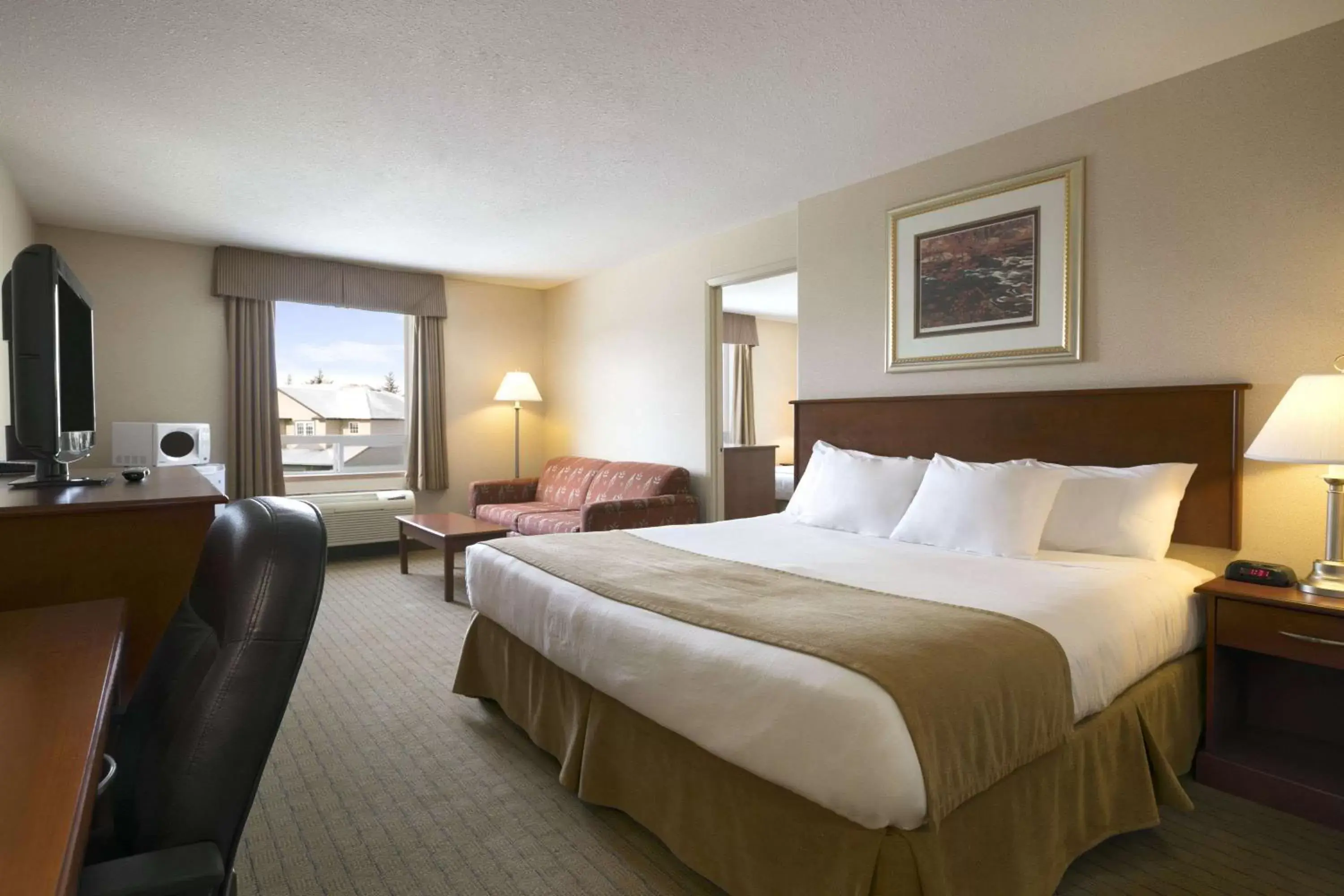 Photo of the whole room, Bed in Days Inn by Wyndham Moose Jaw