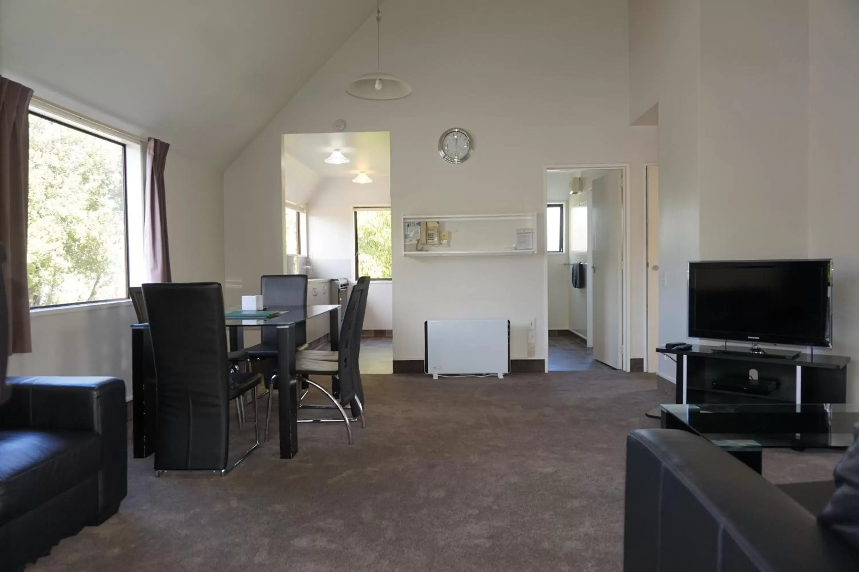 Living room, TV/Entertainment Center in Ashleigh Court Motel