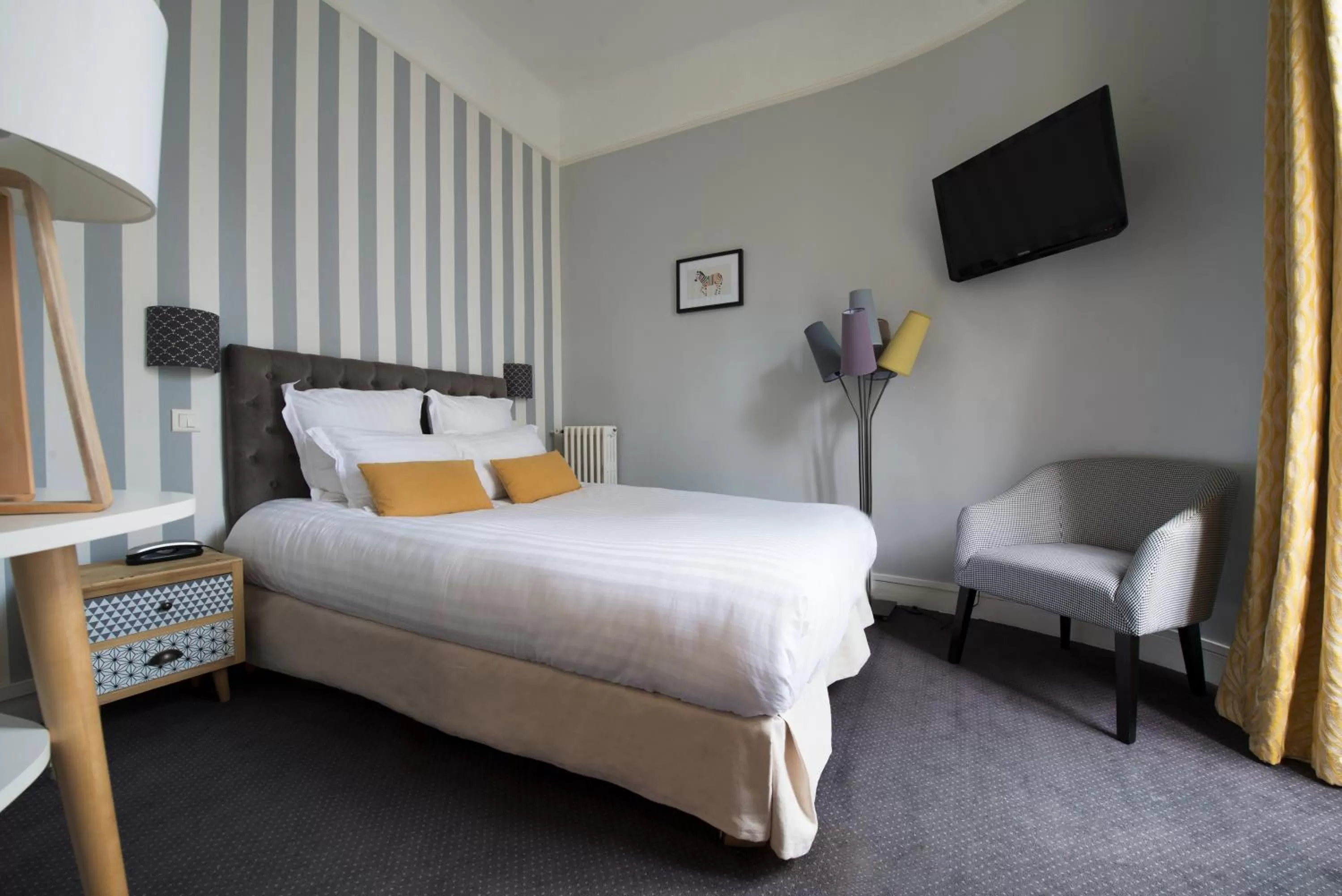 Photo of the whole room in Hôtel des Batignolles