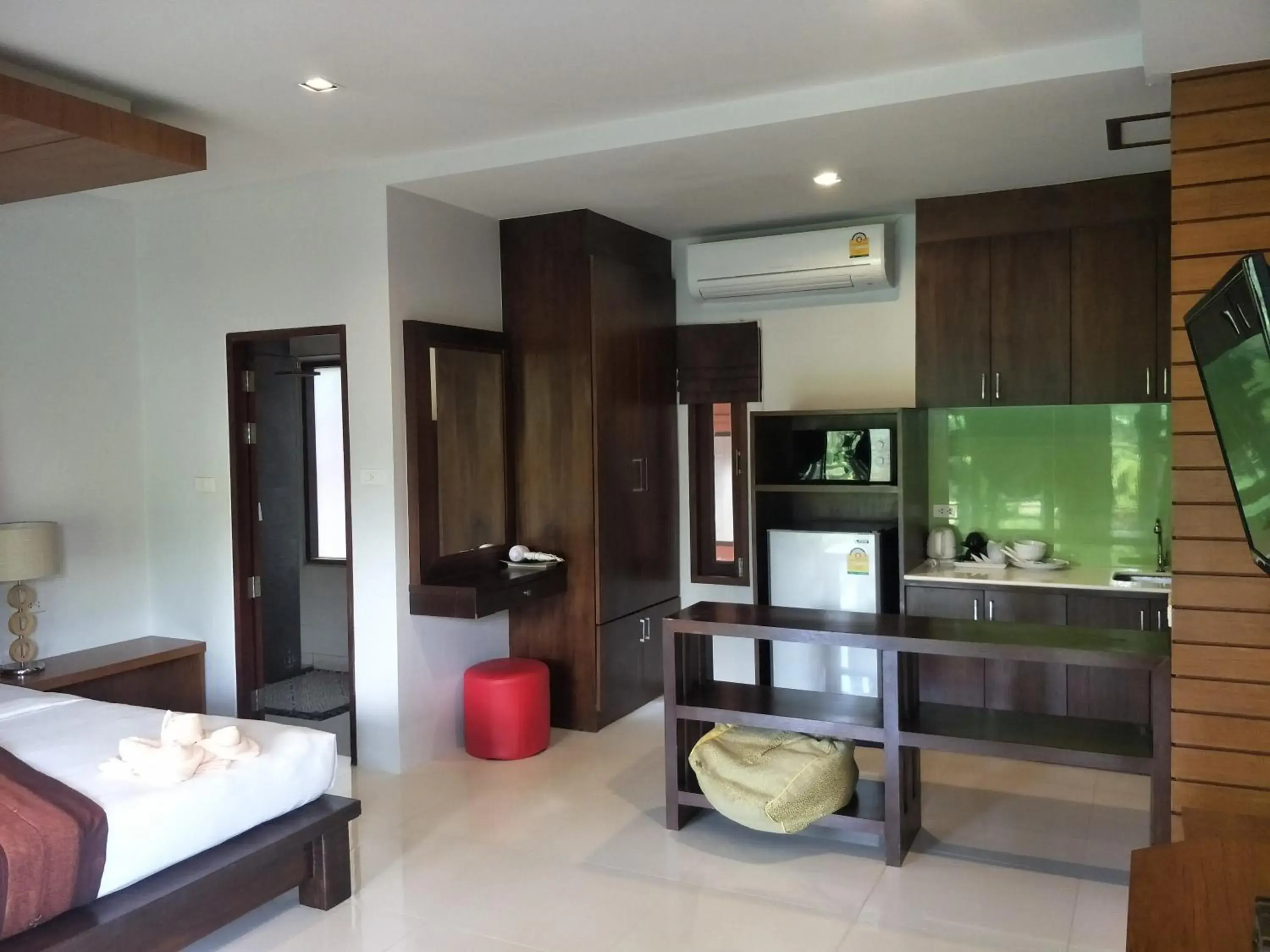 Photo of the whole room, Kitchen/Kitchenette in Lanta Intanin Resort - SHA Extra Plus