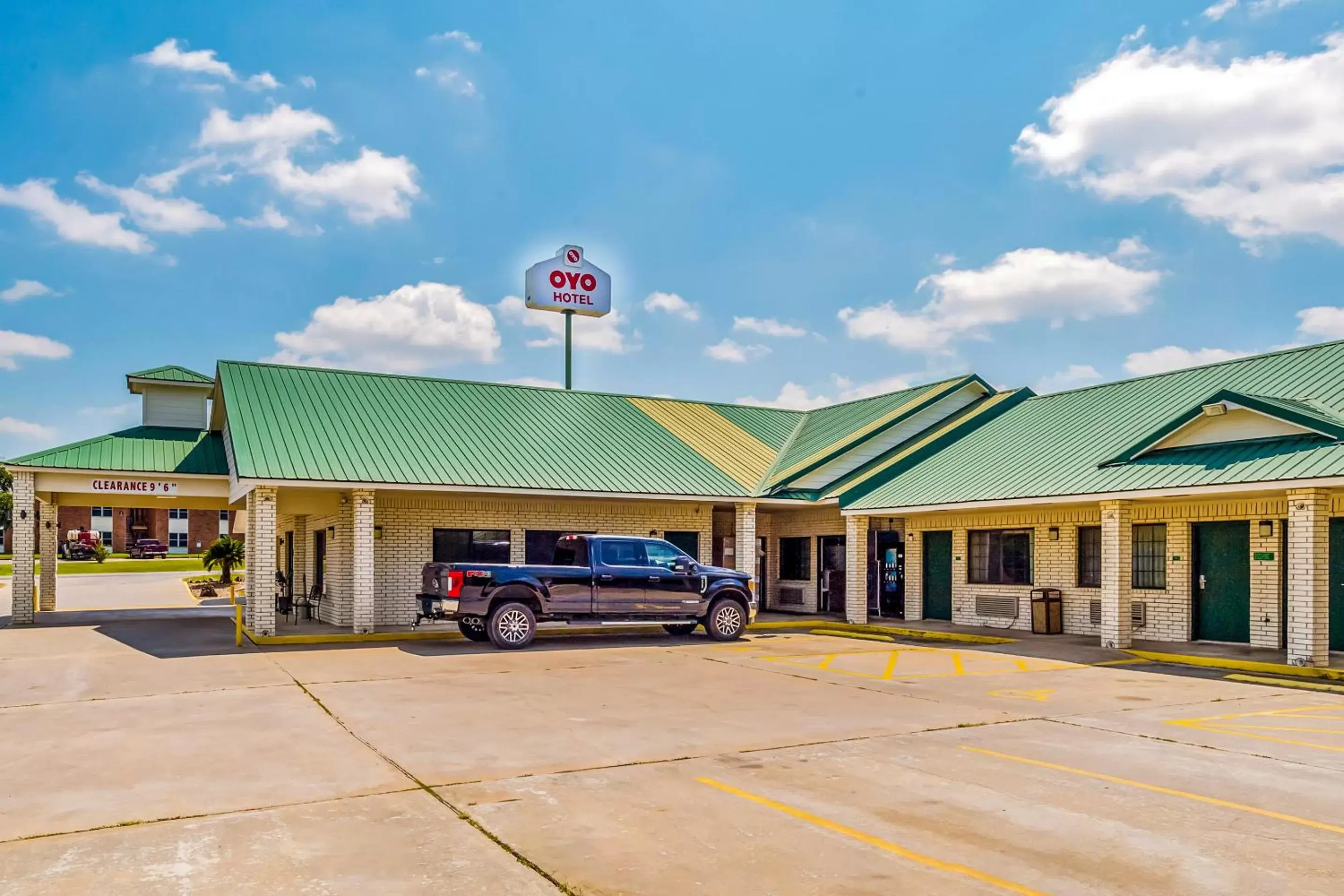 Parking, Property Building in OYO Hotel Yoakum West