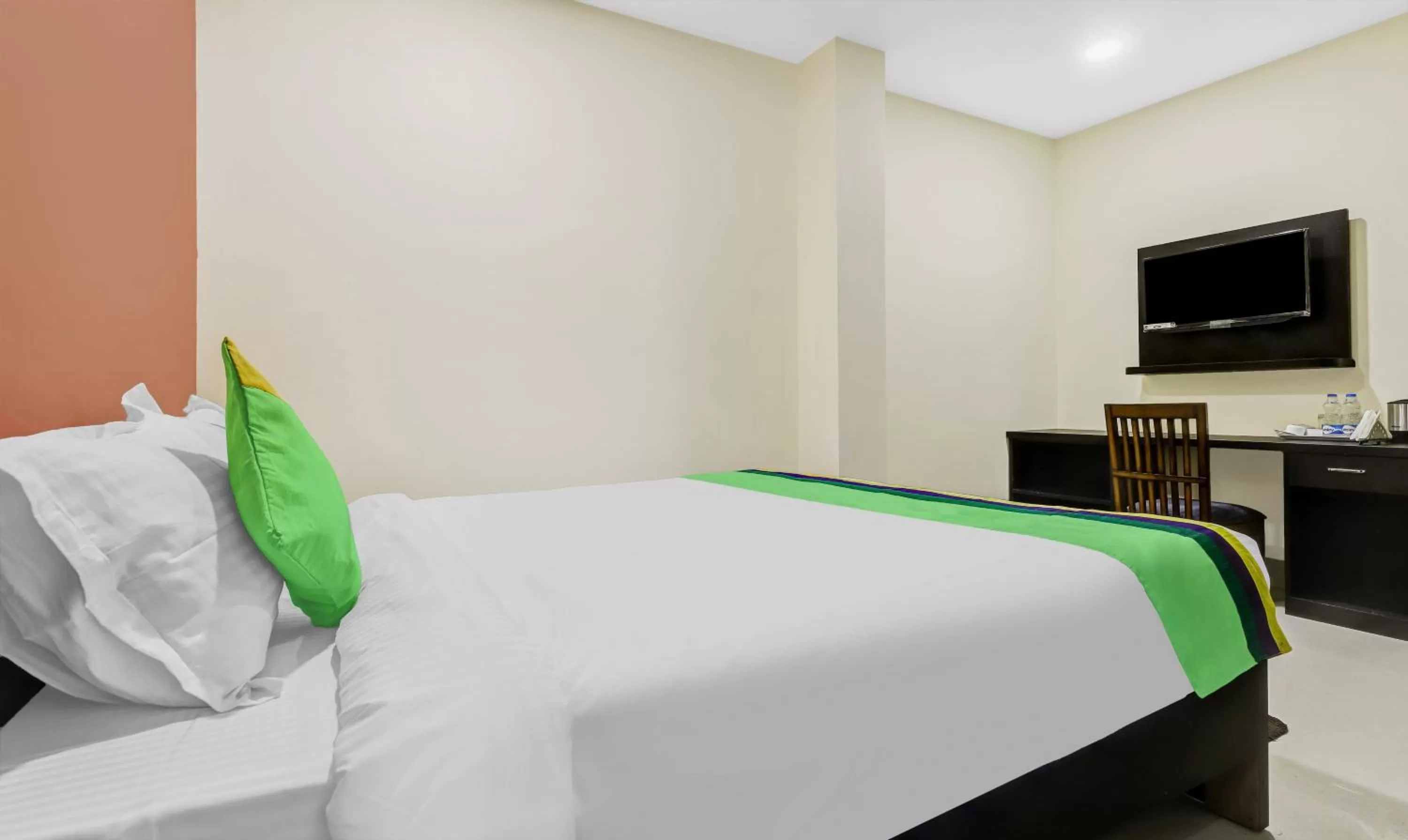 Bedroom, Bed in Treebo Hotel Mobi VIP Airport