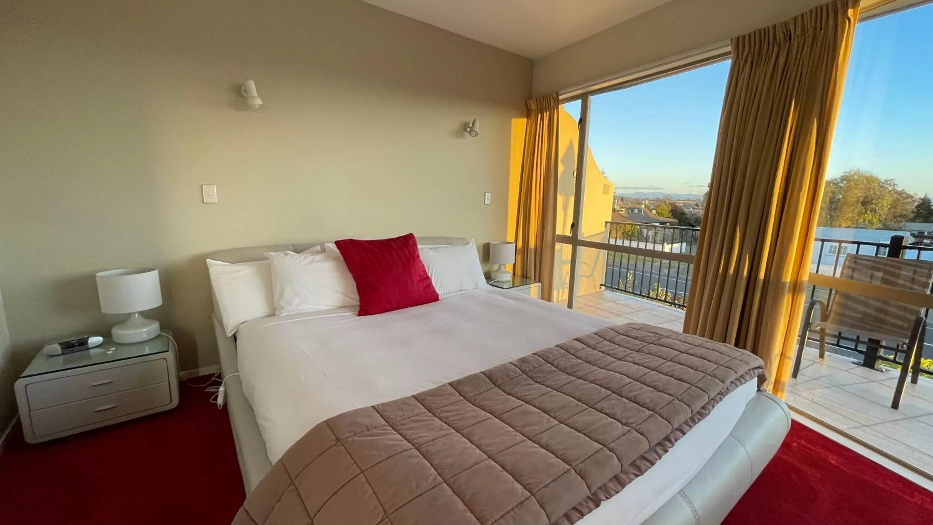 Bed in Chantillys Motor Lodge