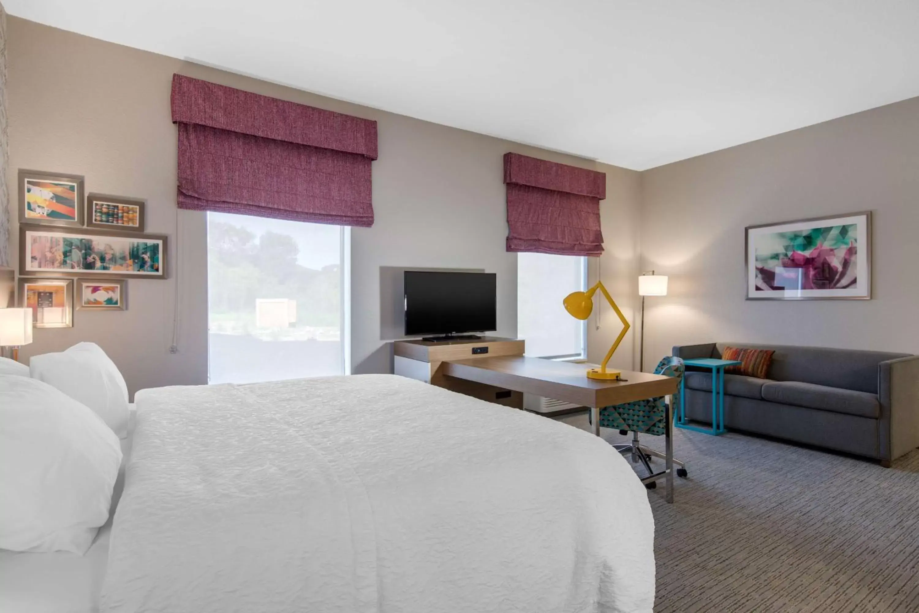 Bedroom, TV/Entertainment Center in Hampton Inn & Suites Ruidoso Downs