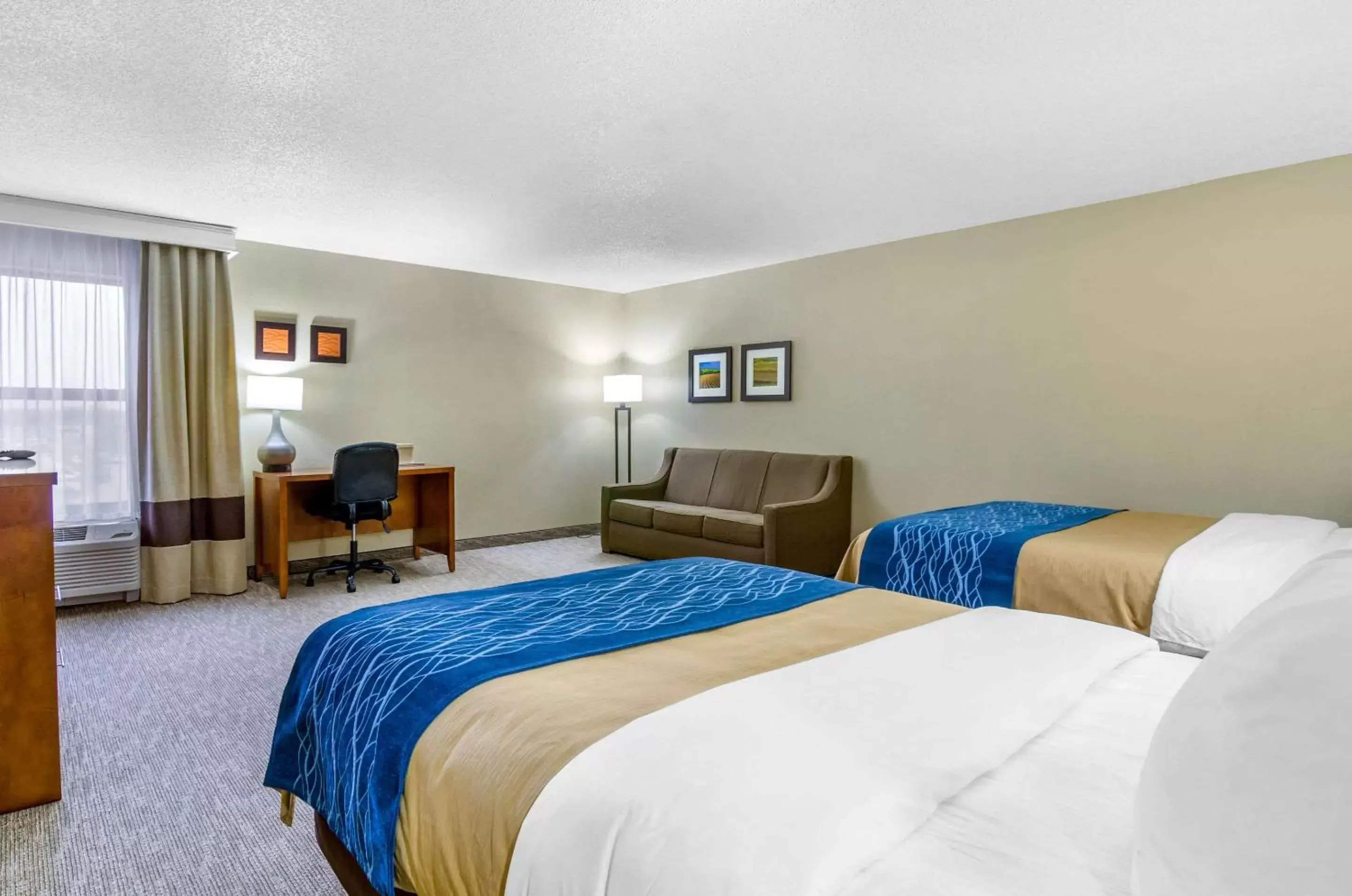 Photo of the whole room, Bed in Comfort Inn Ottawa