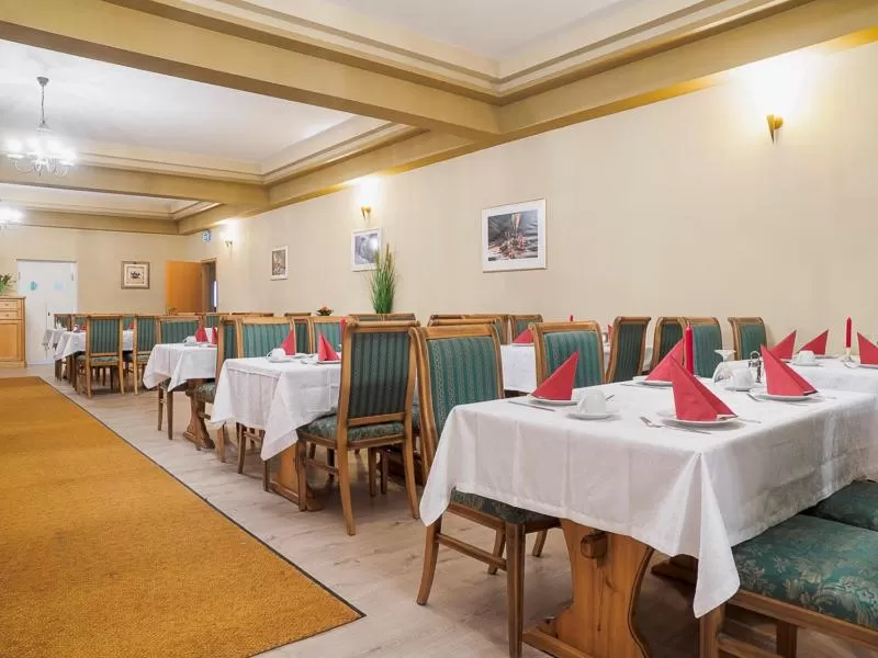 Restaurant/places to eat in Hotel A8 Lukas bei Blue