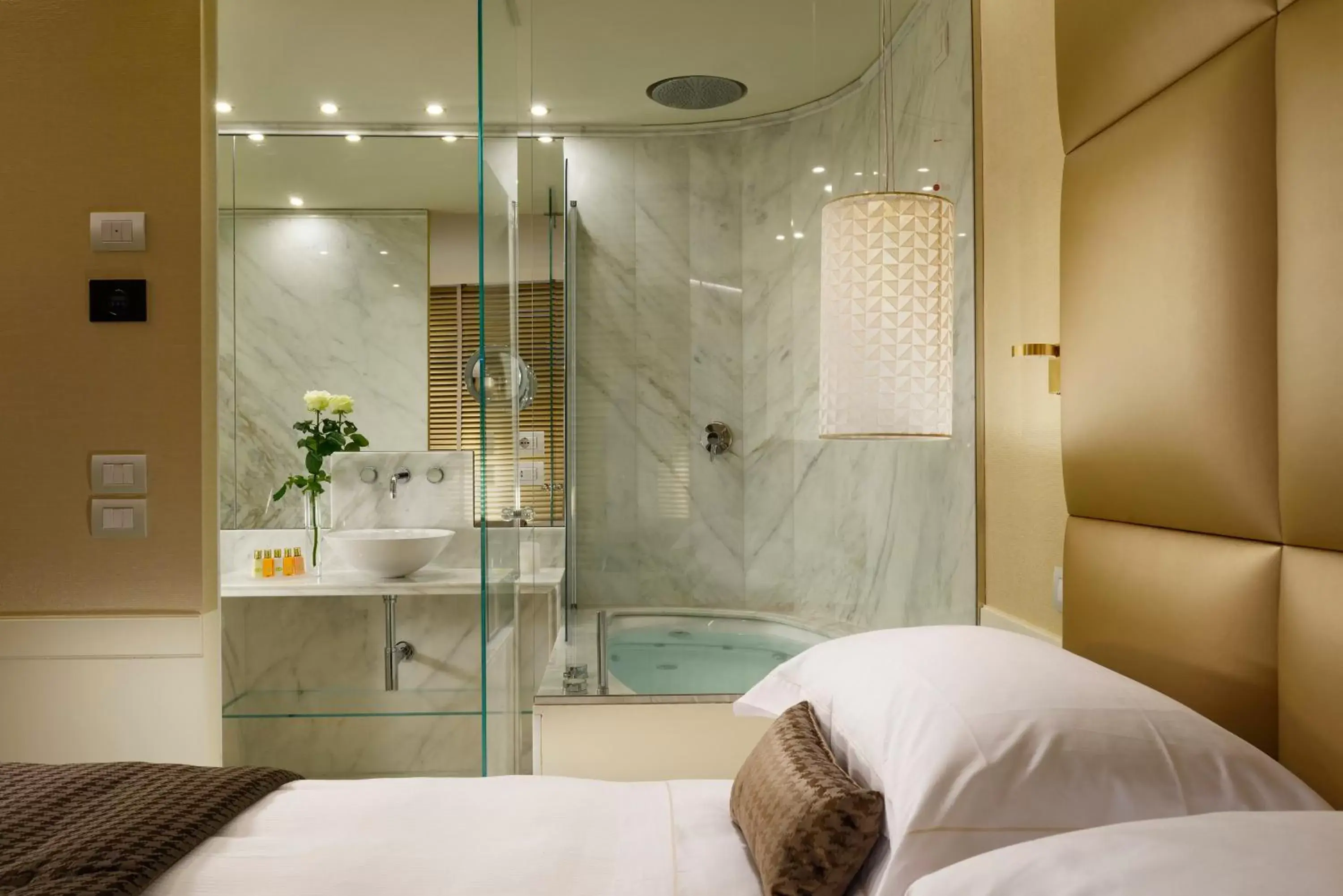 Bathroom, Bed in Ponte Vecchio Suites & Spa