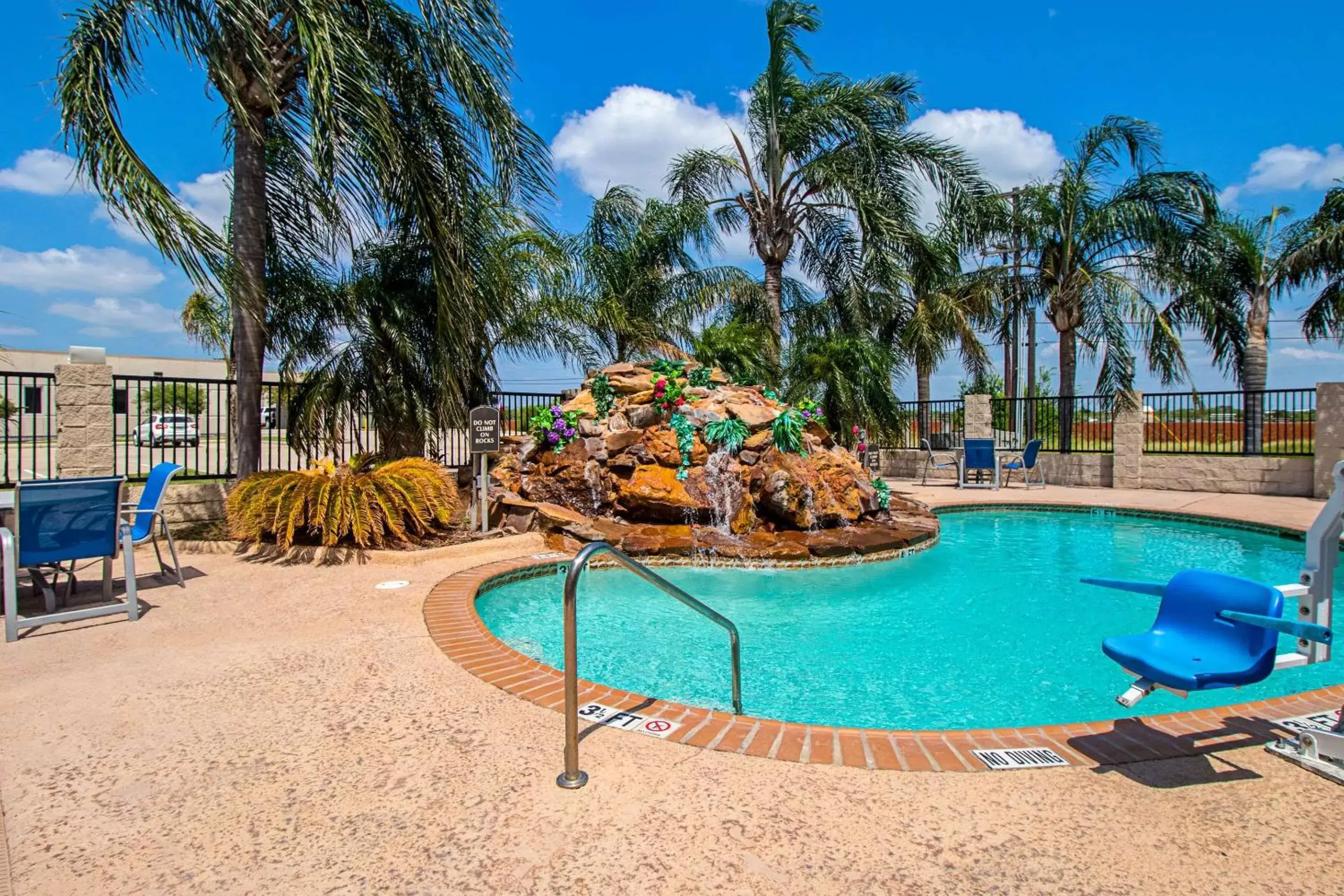 Swimming Pool in Quality Inn & Suites