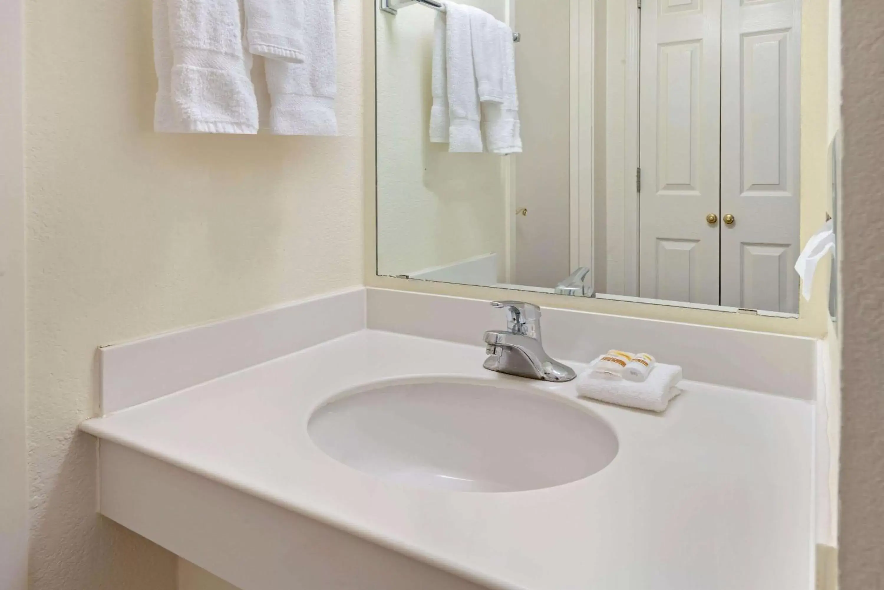 Bathroom in La Quinta by Wyndham Salt Lake City - Layton