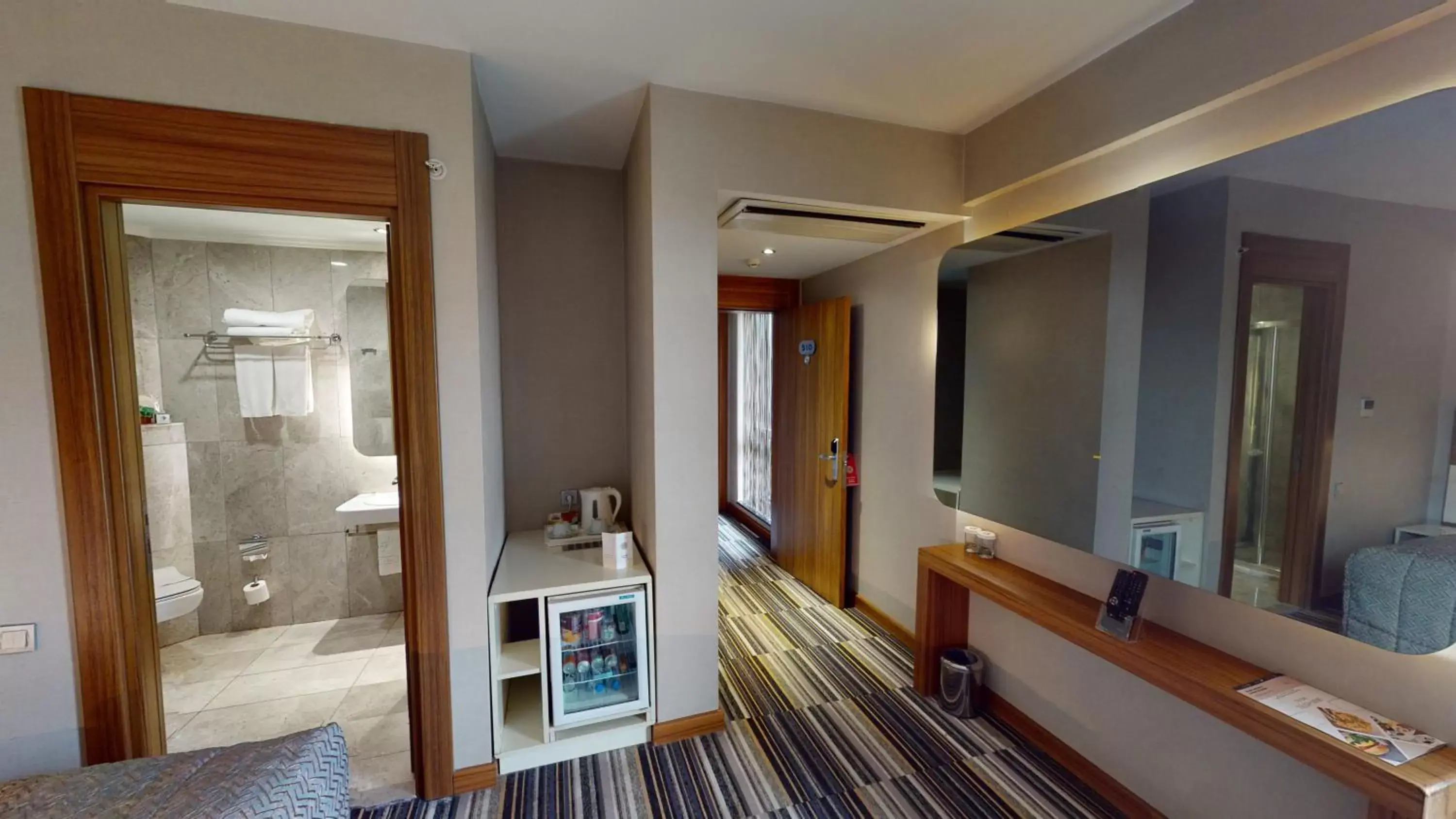 Photo of the whole room, TV/Entertainment Center in Mimi Hotel Ankara