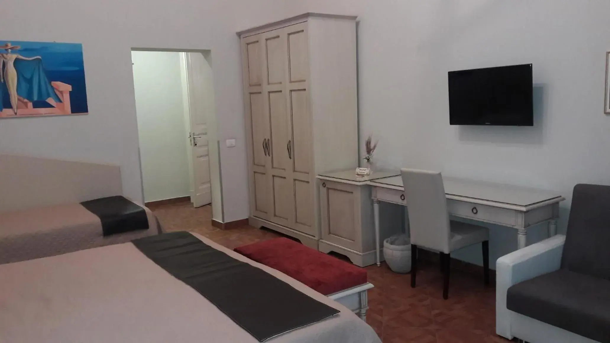 Bed, TV/Entertainment Center in Umberto House Catania