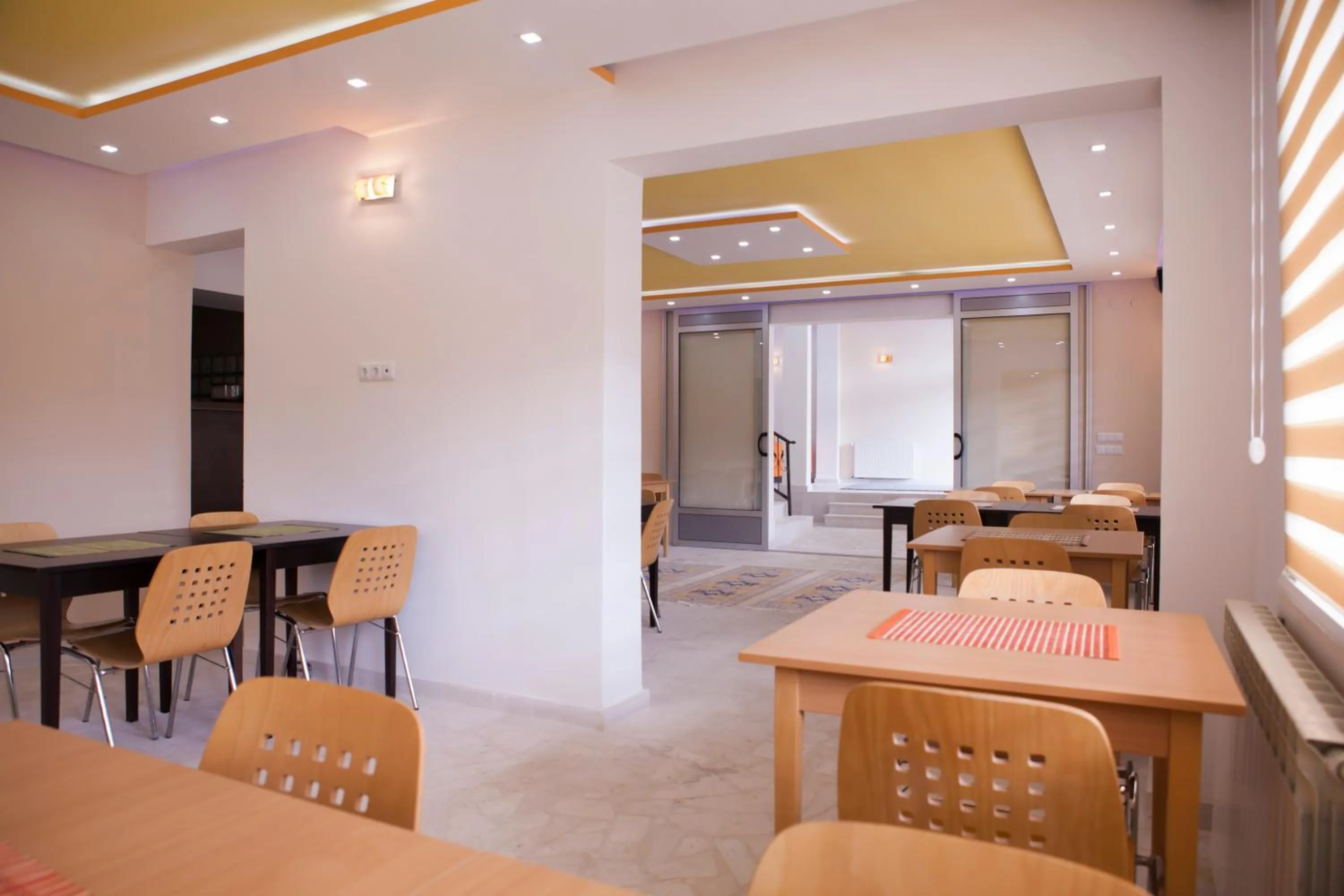 Restaurant/places to eat in Hotel Hayat Hills