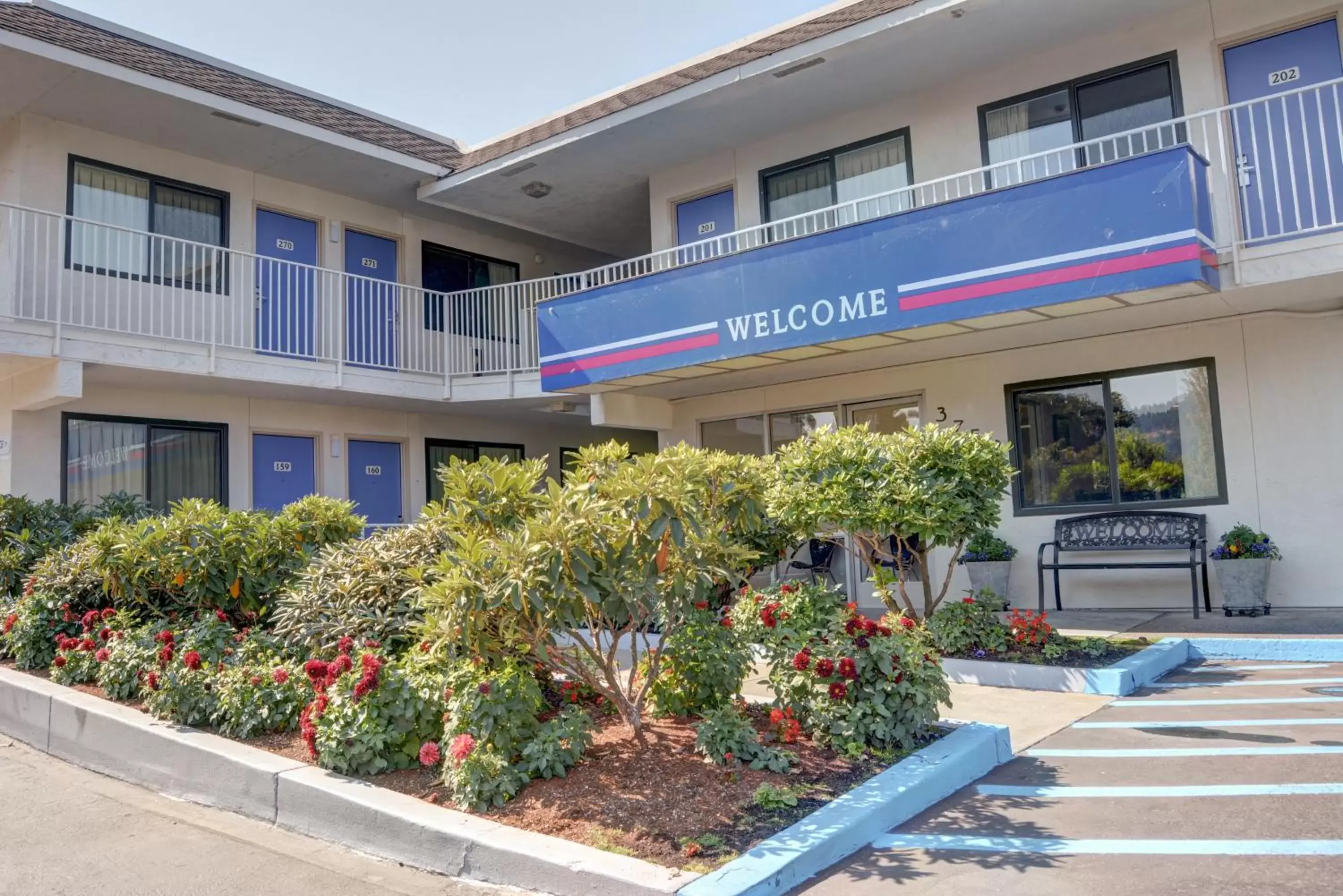 Facade/entrance, Property Building in Motel 6-Springfield, OR - Eugene North