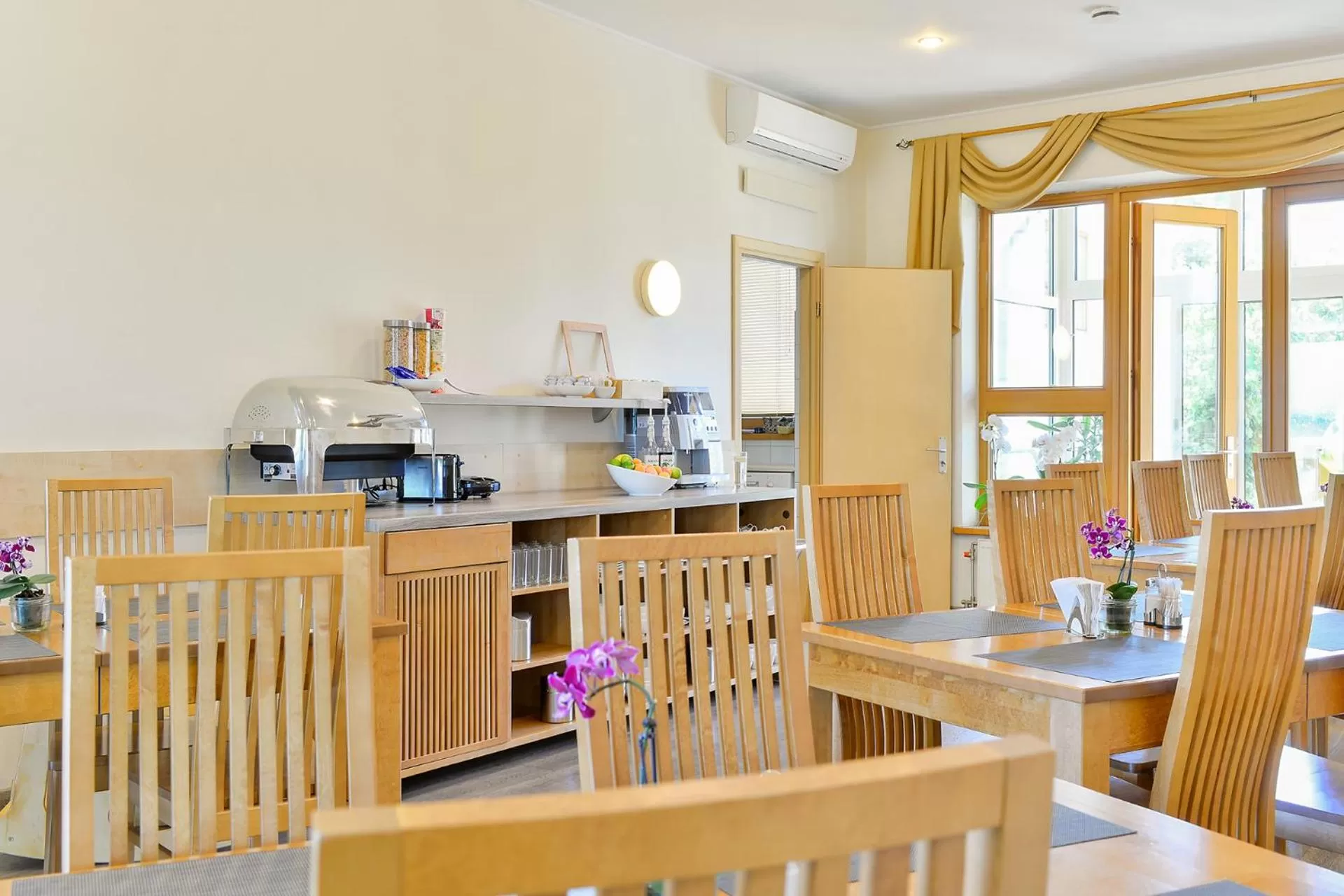 Restaurant/places to eat in Hotel Vantis Riverside