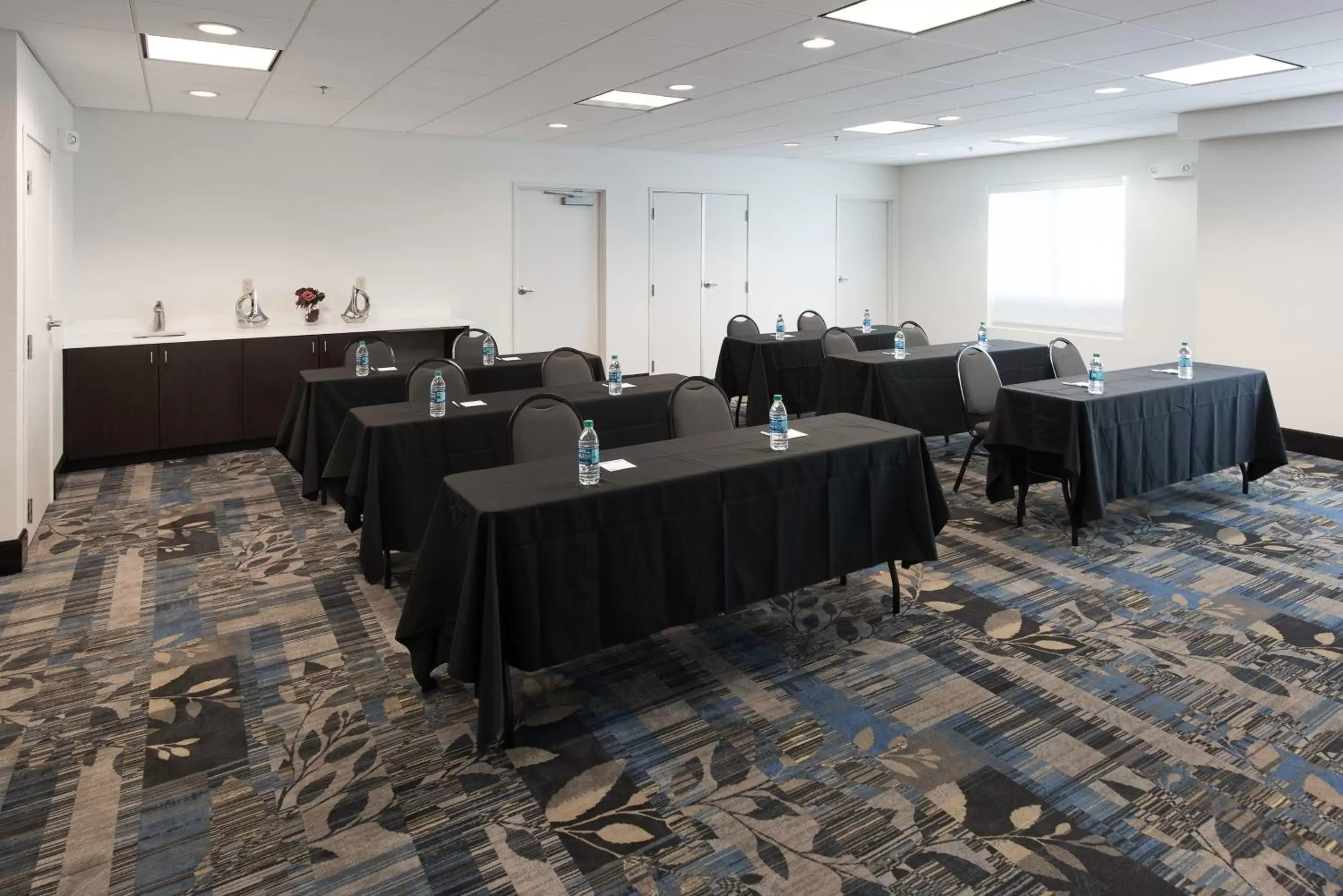 Meeting/conference room in Holiday Inn Express & Suites East Wichita I-35 Andover, an IHG Hotel