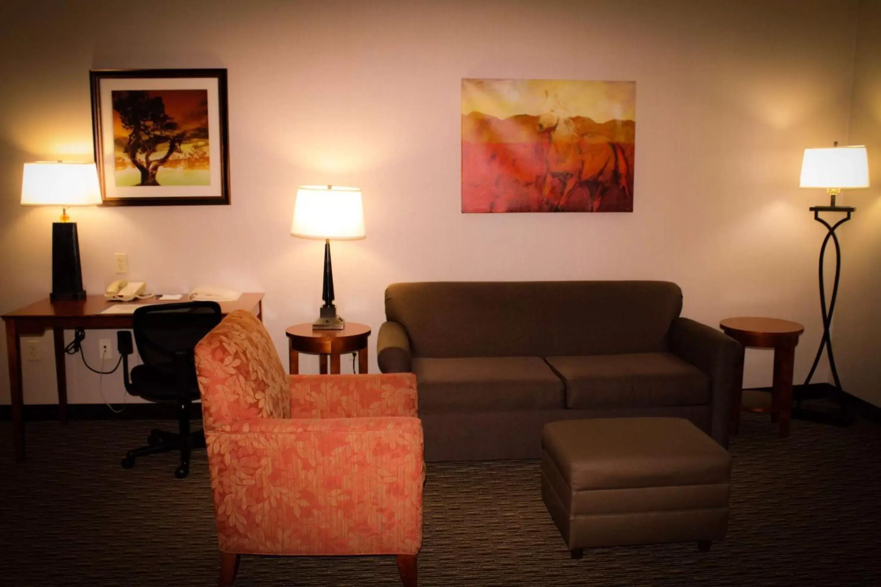 Living room, Seating Area in Best Western Plus Arrowhead Hotel