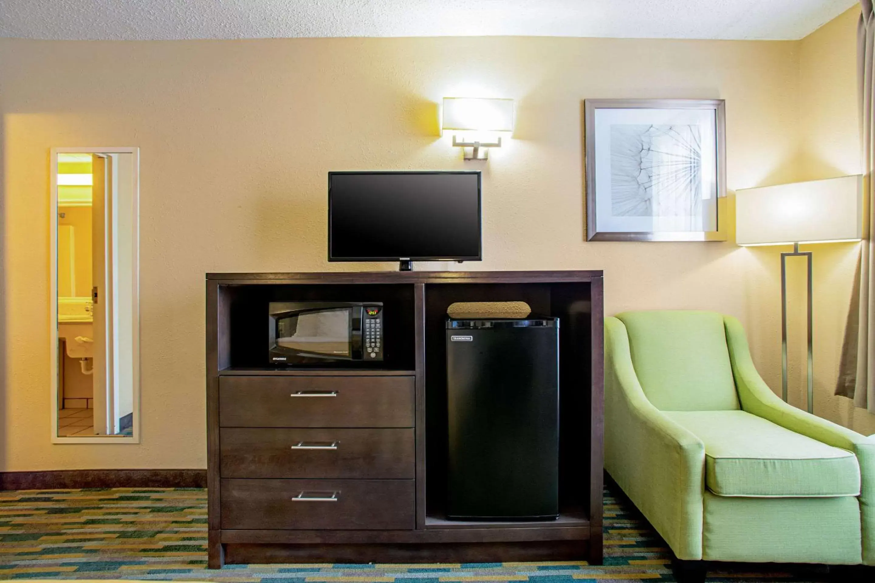 Photo of the whole room, TV/Entertainment Center in Quality Inn Near Six Flags St. Louis