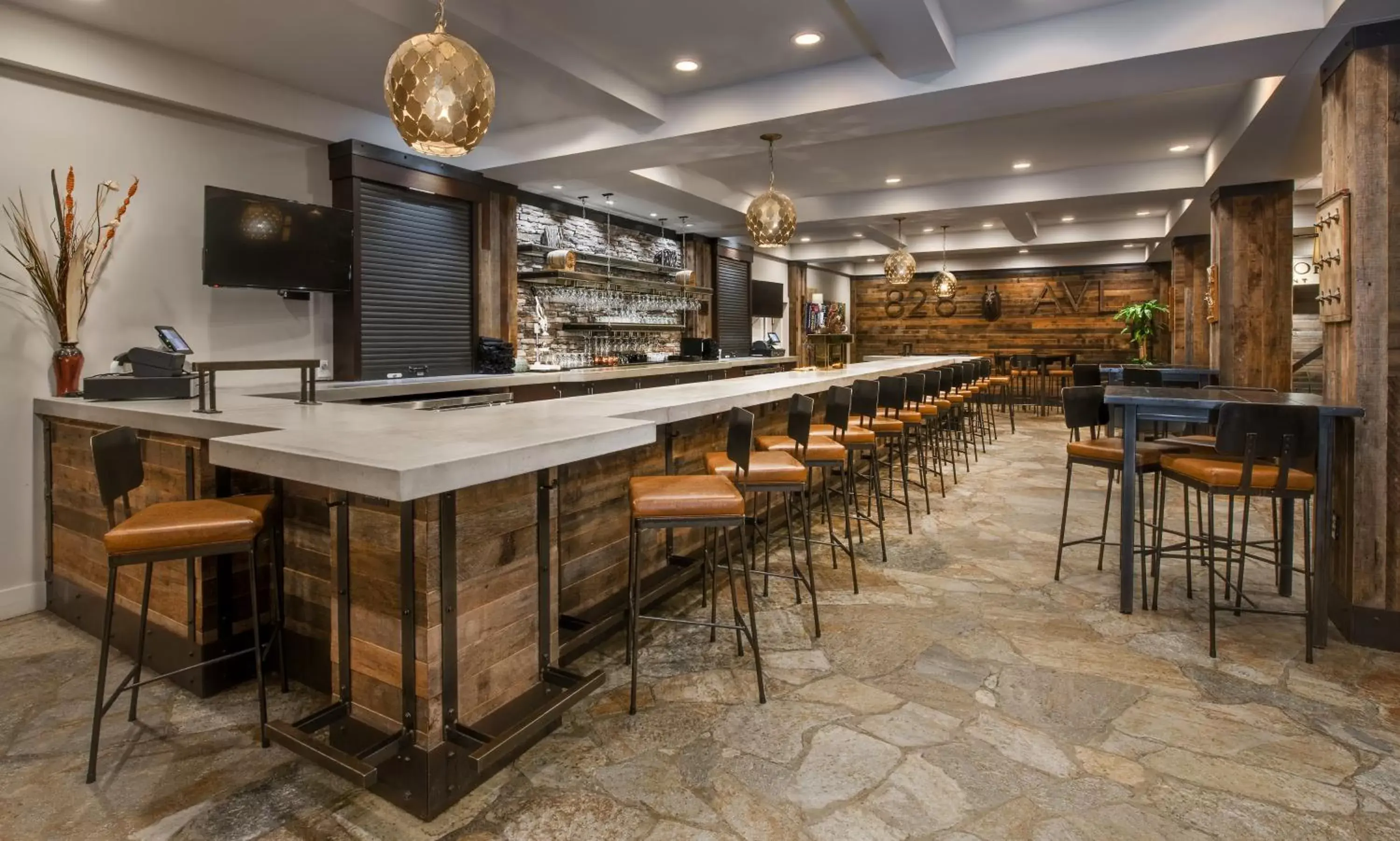 Lounge or bar, Lounge/Bar in Crowne Plaza Resort Asheville, an IHG Hotel