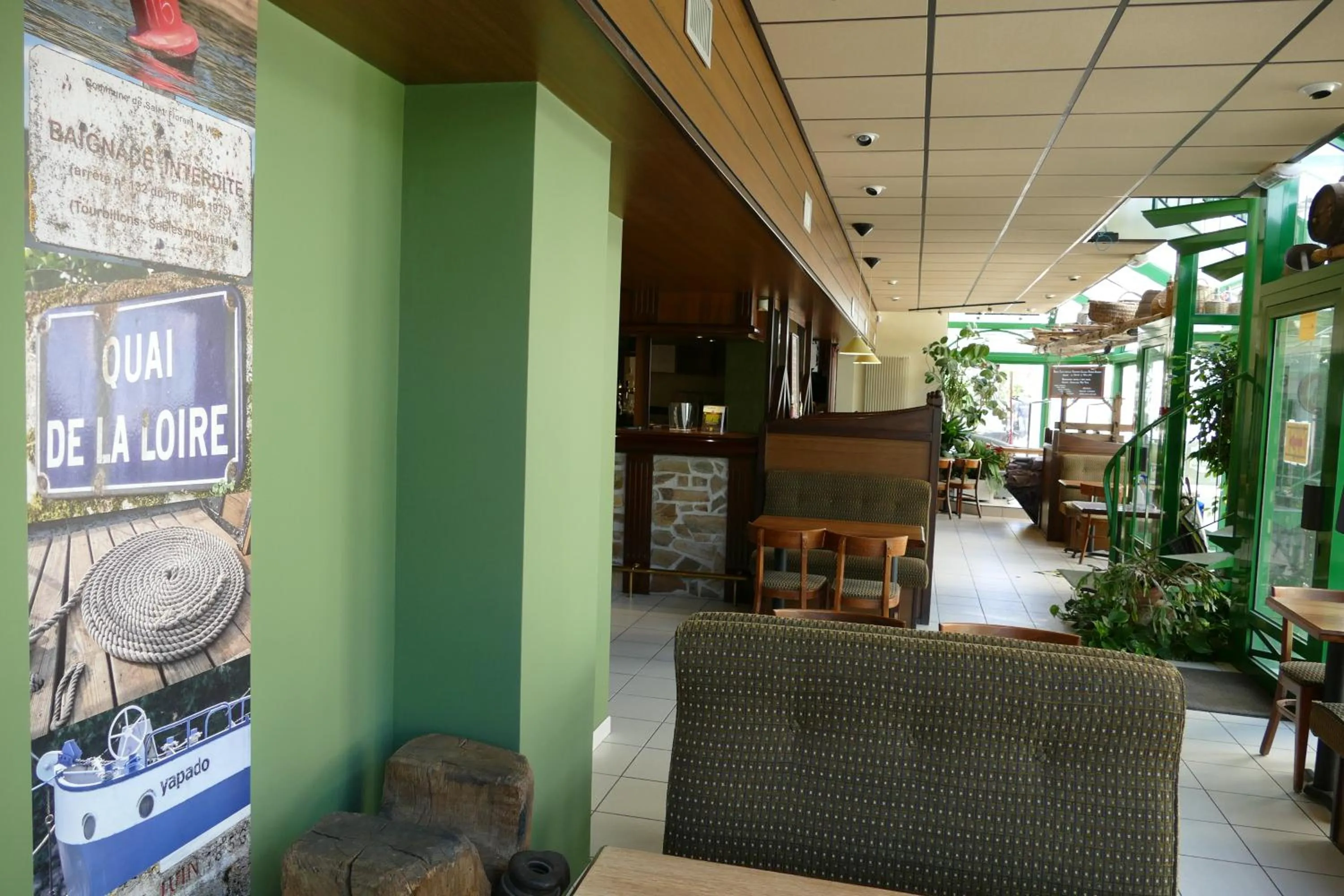 Lounge or bar in Logis Hotels Le Champalud Restaurant La Citadelle