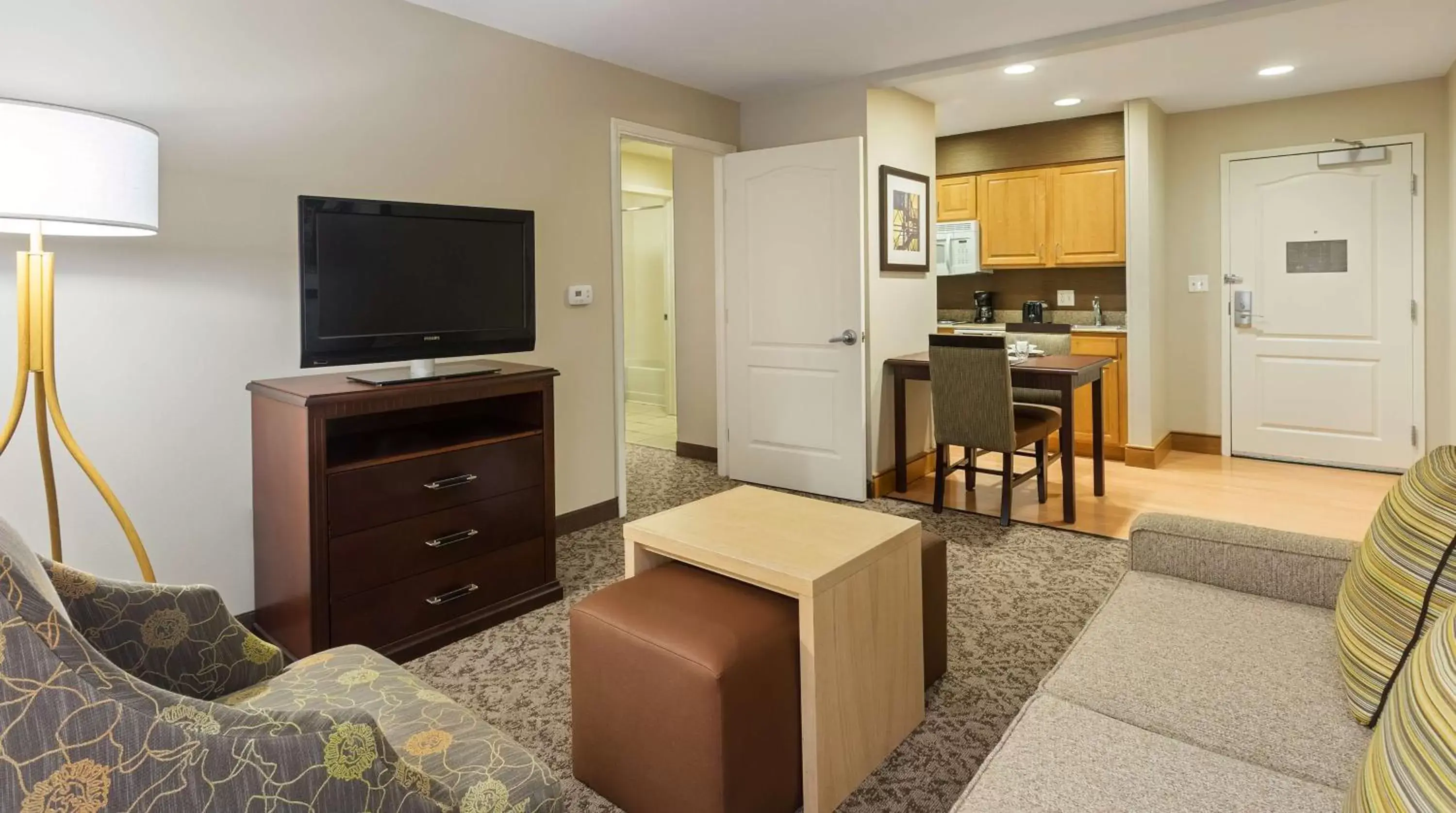 Living room, TV/Entertainment Center in Homewood Suites by Hilton Shreveport