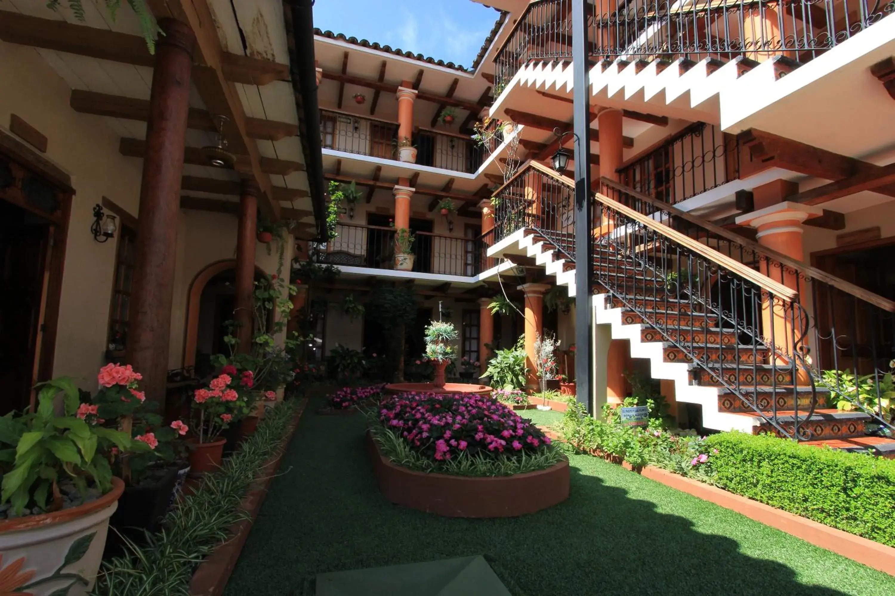 Patio, Property Building in Hotel La Casa de Mamá