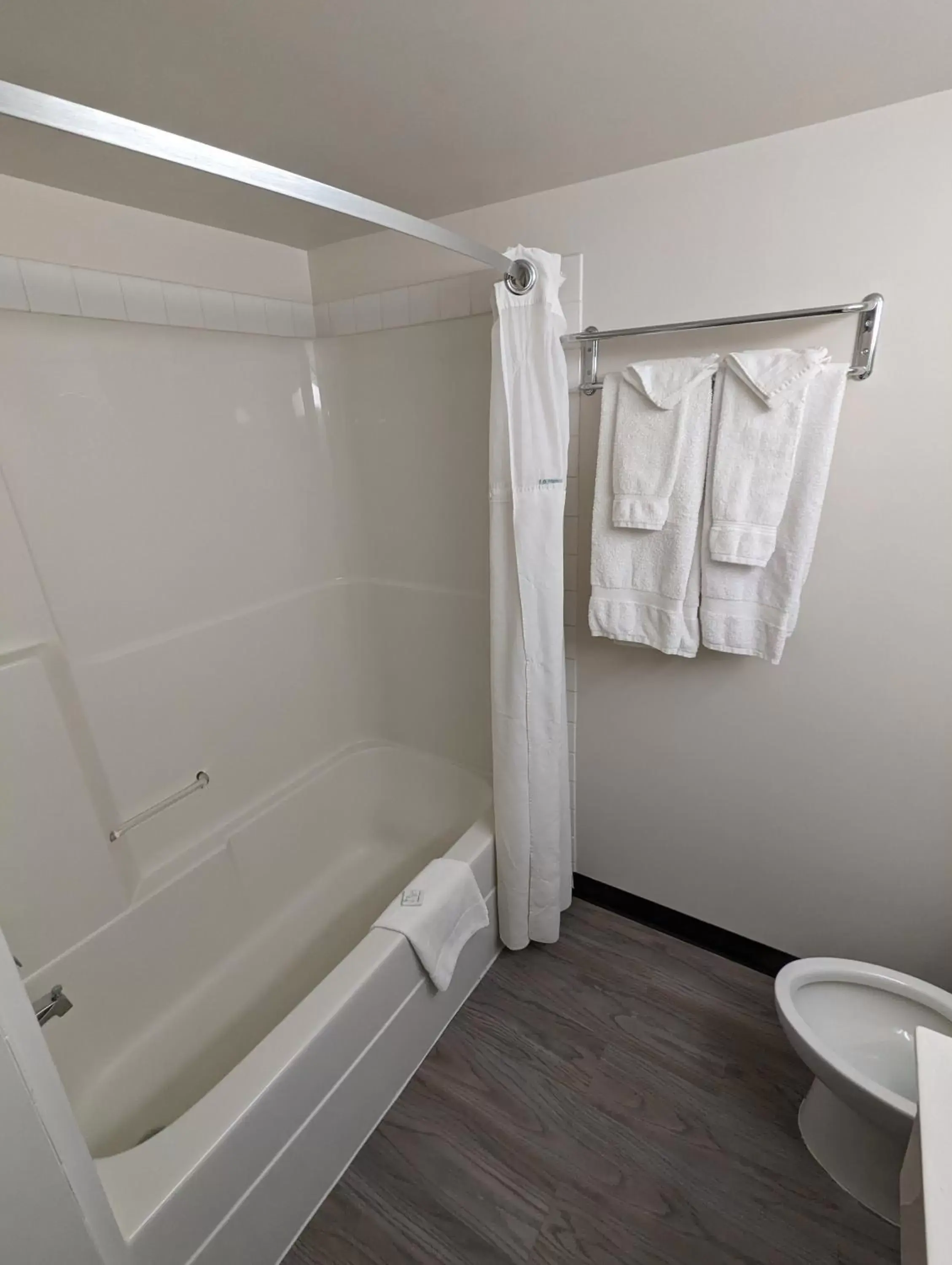 Shower, Bathroom in DIVYA SUTRA Riviera Plaza and Conference Centre Calgary Airport