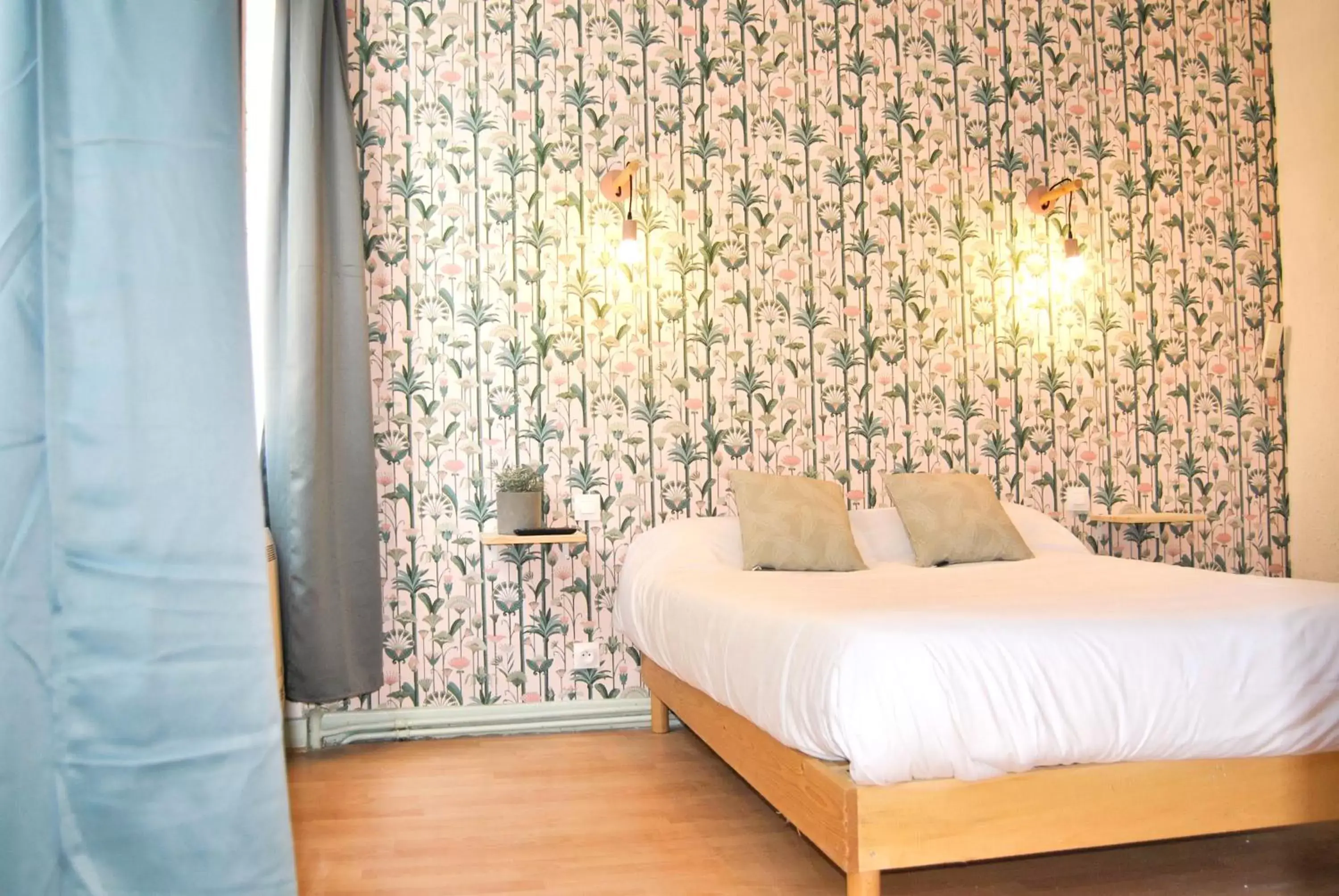 Bedroom in Hôtel le Thurot