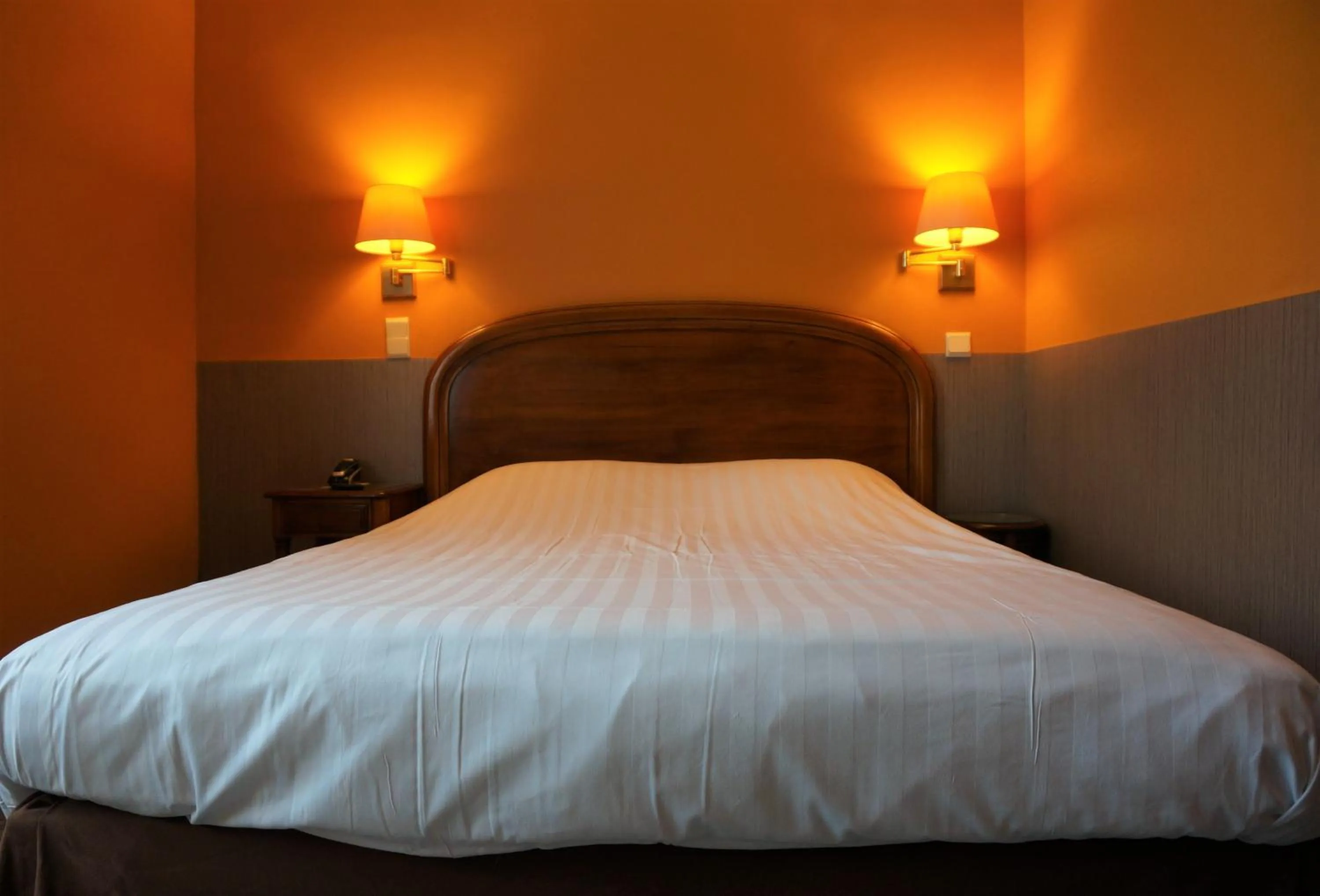 Restaurant/places to eat, Bed in Hotel La Porte de France