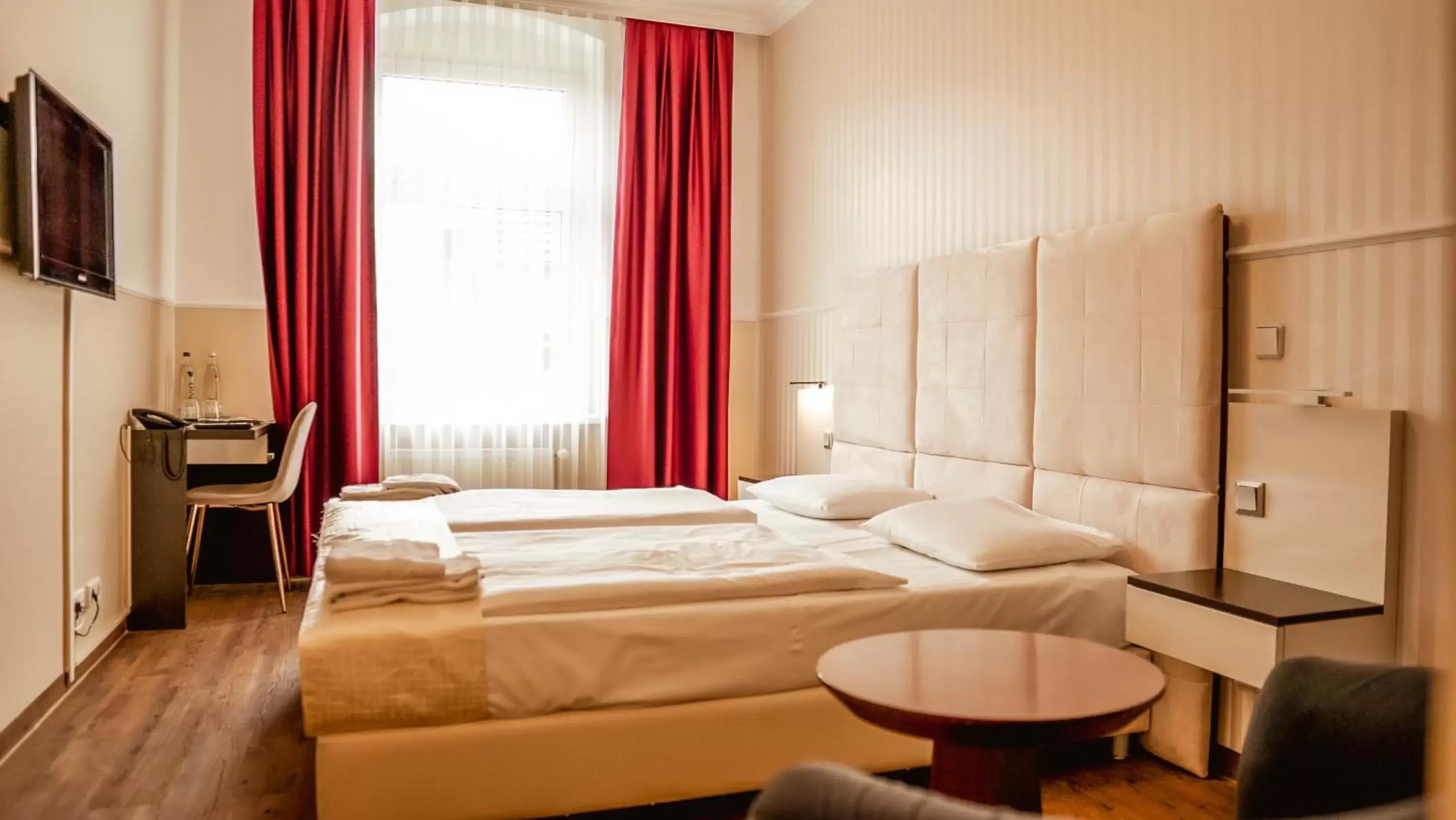 Photo of the whole room, Bed in Hotel Prens Berlin
