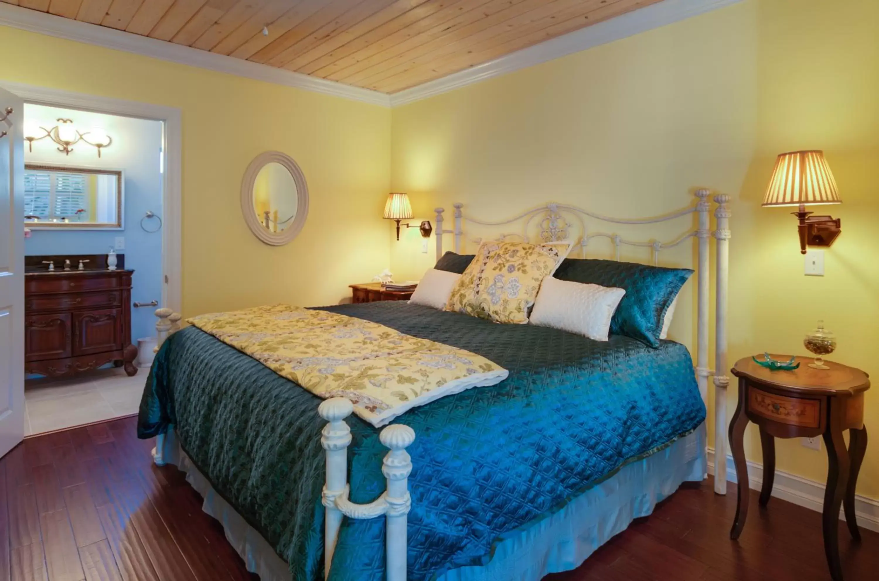 Bedroom, Bed in SeaGlass Inn Bed and Breakfast