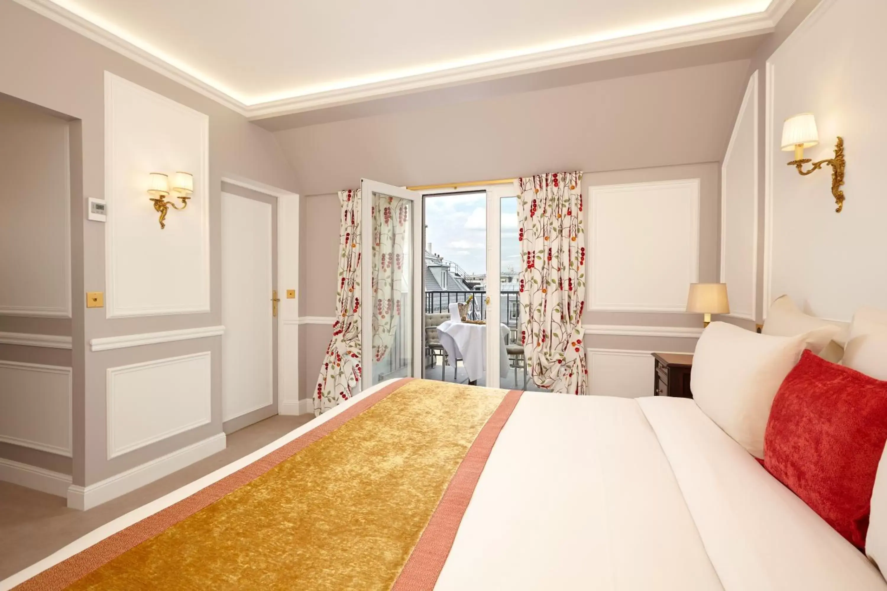 Bedroom, Bed in Hôtel Regina Louvre