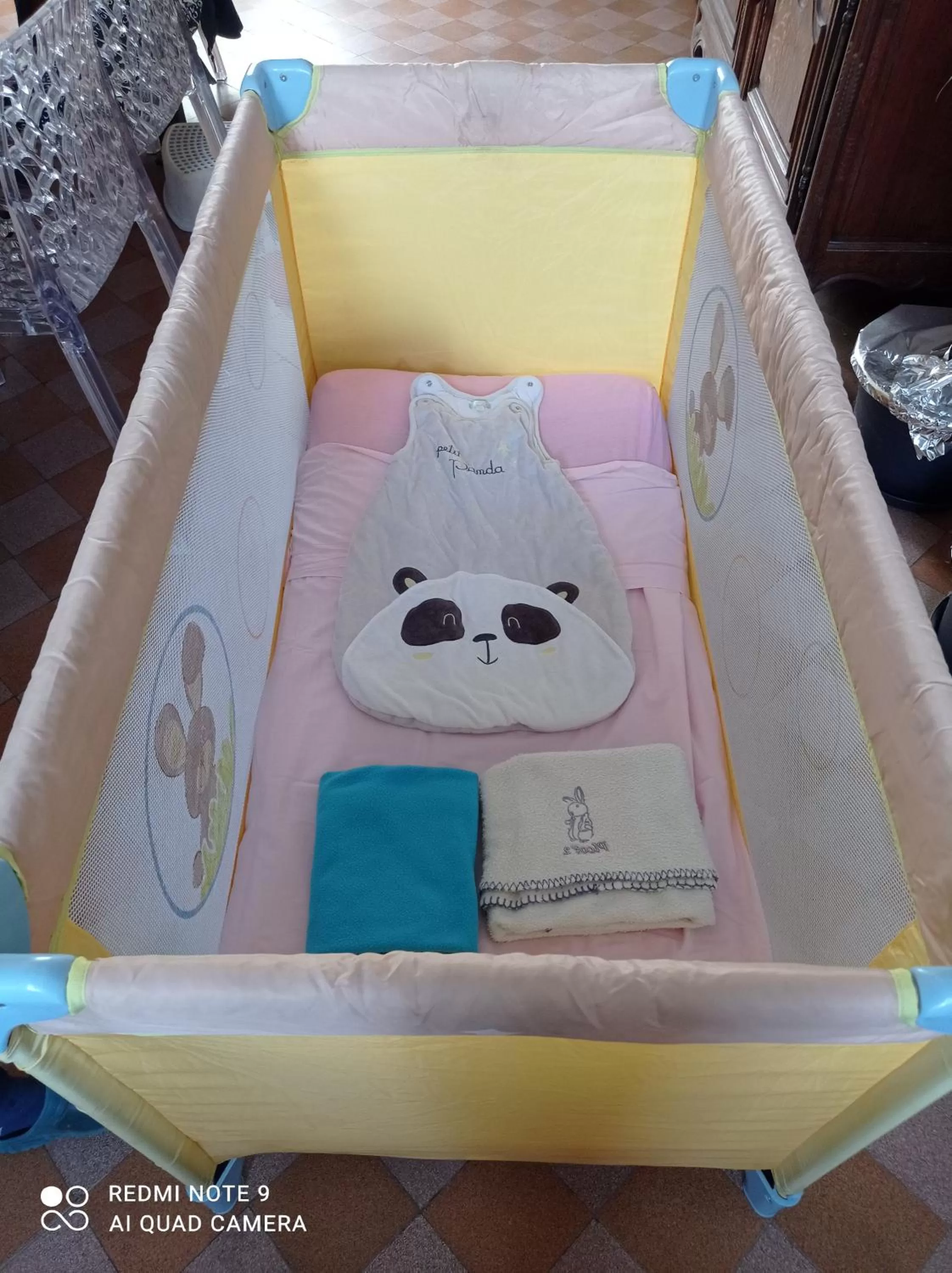 cot, Bed in Aux Léopards Normands