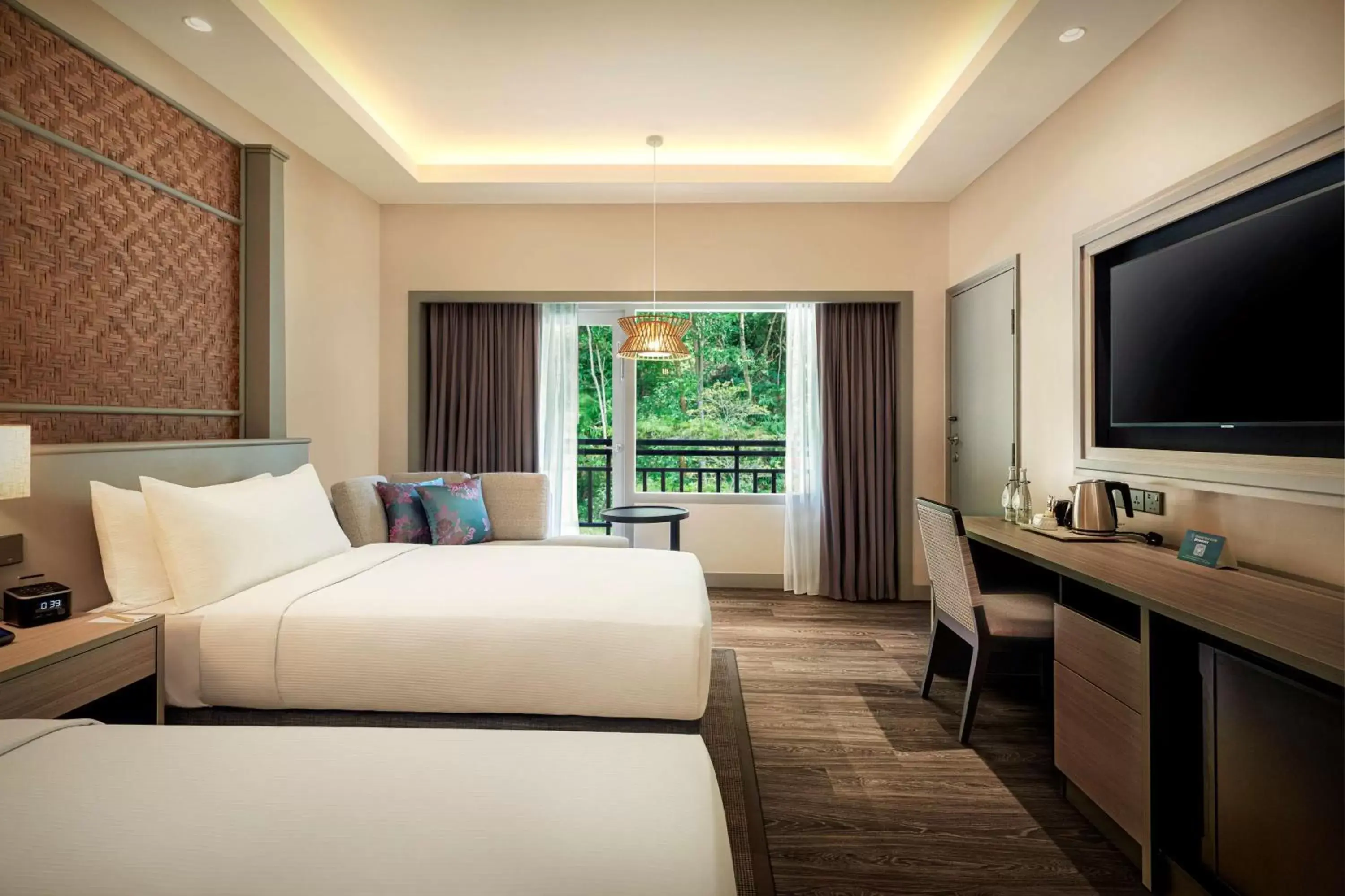 Bed, TV/Entertainment Center in DoubleTree by Hilton Damai Laut