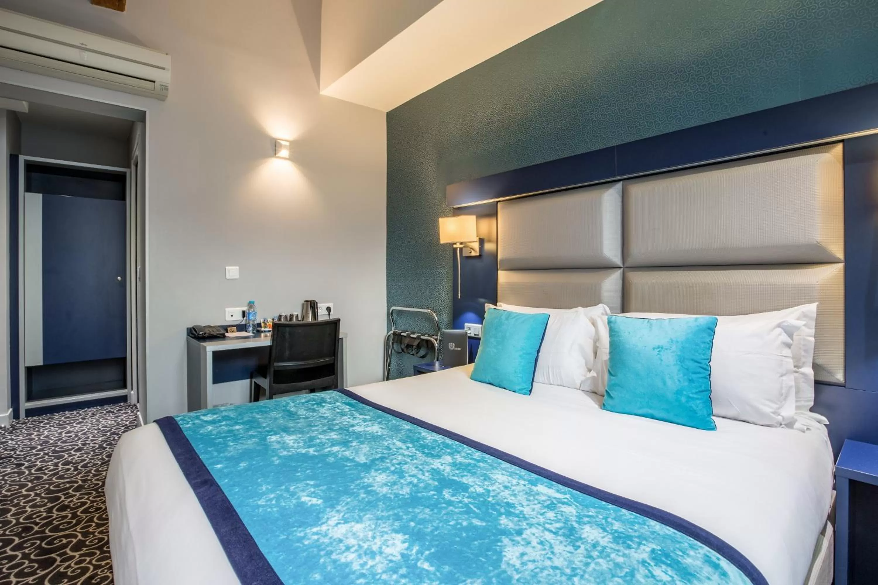 Photo of the whole room, Bed in Prince Albert Montmartre