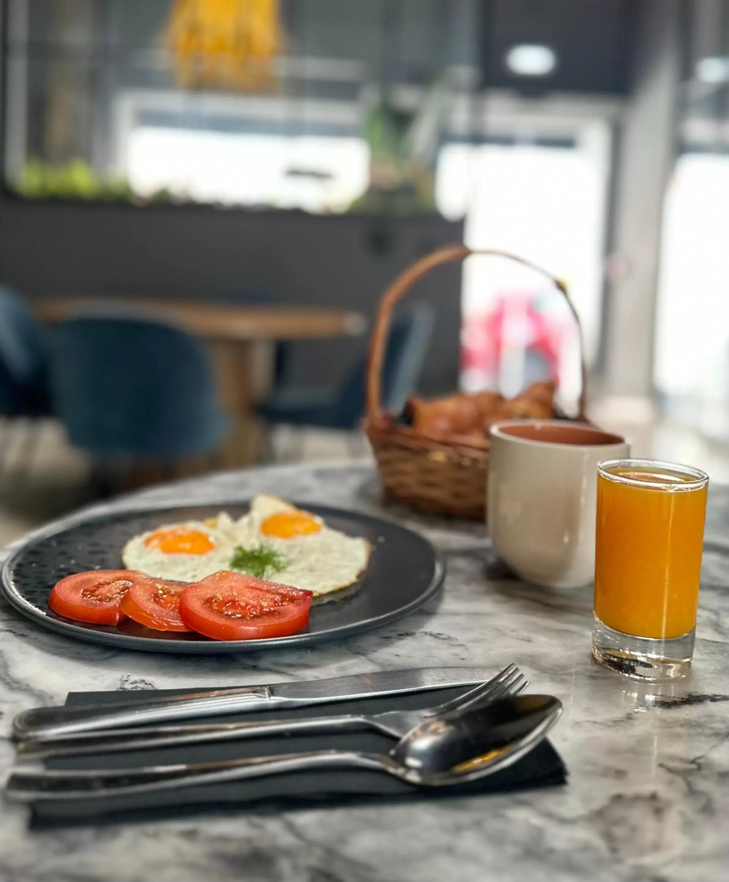 Breakfast in 19 Tile Ceramic Concept