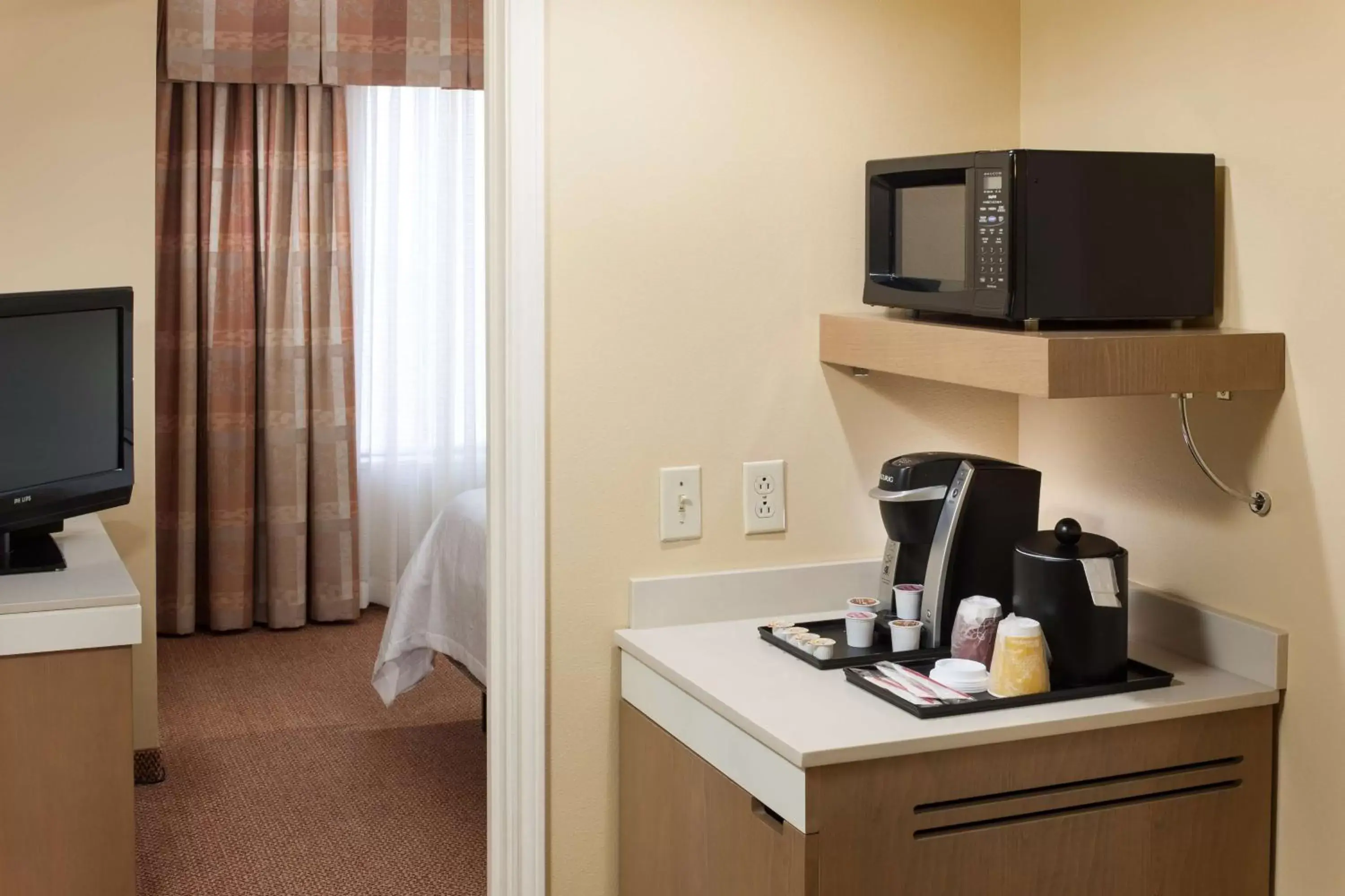 Bedroom, TV/Entertainment Center in Hilton Garden Inn McAllen Airport