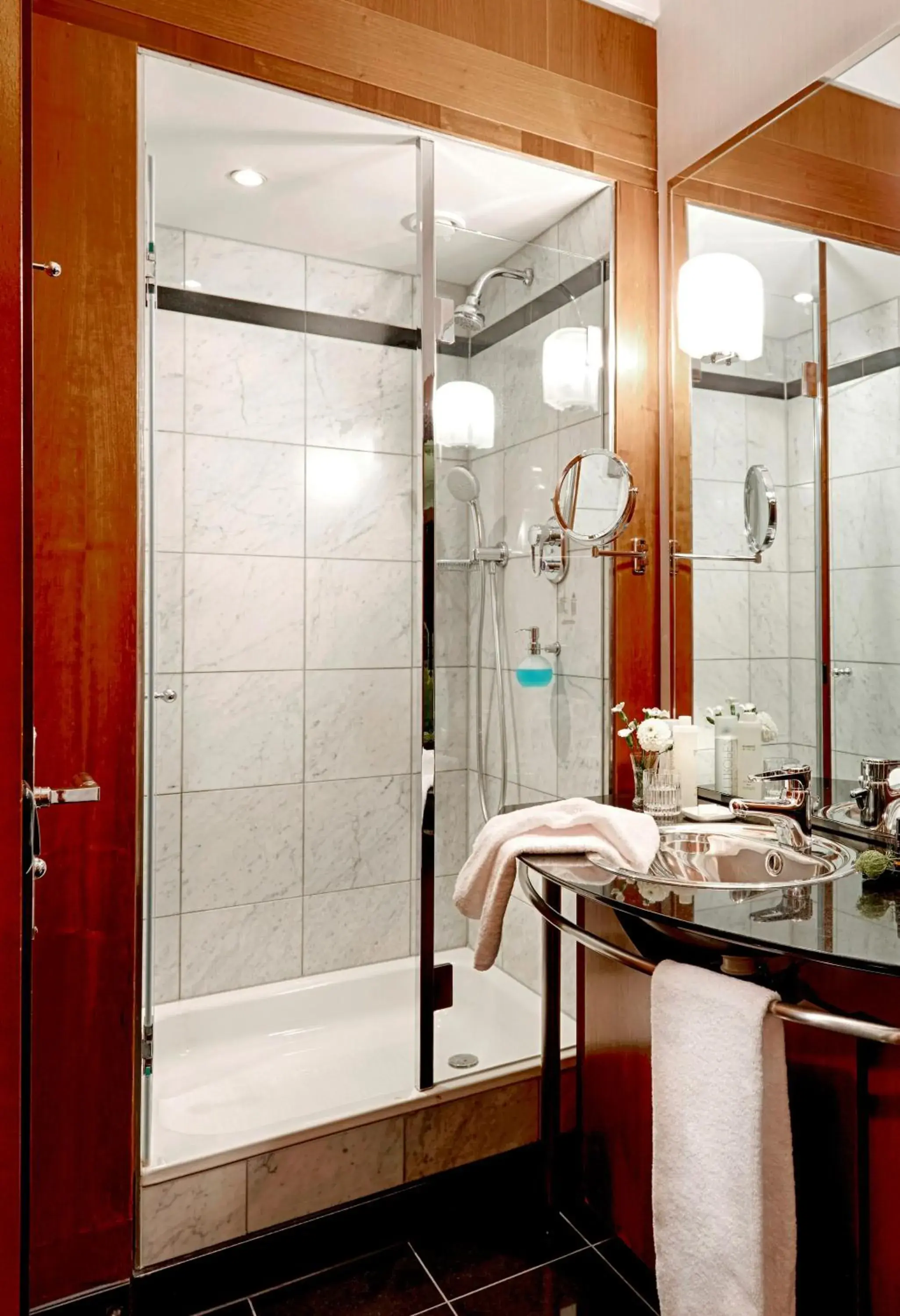 Shower, Bathroom in Seaside Park Hotel Leipzig