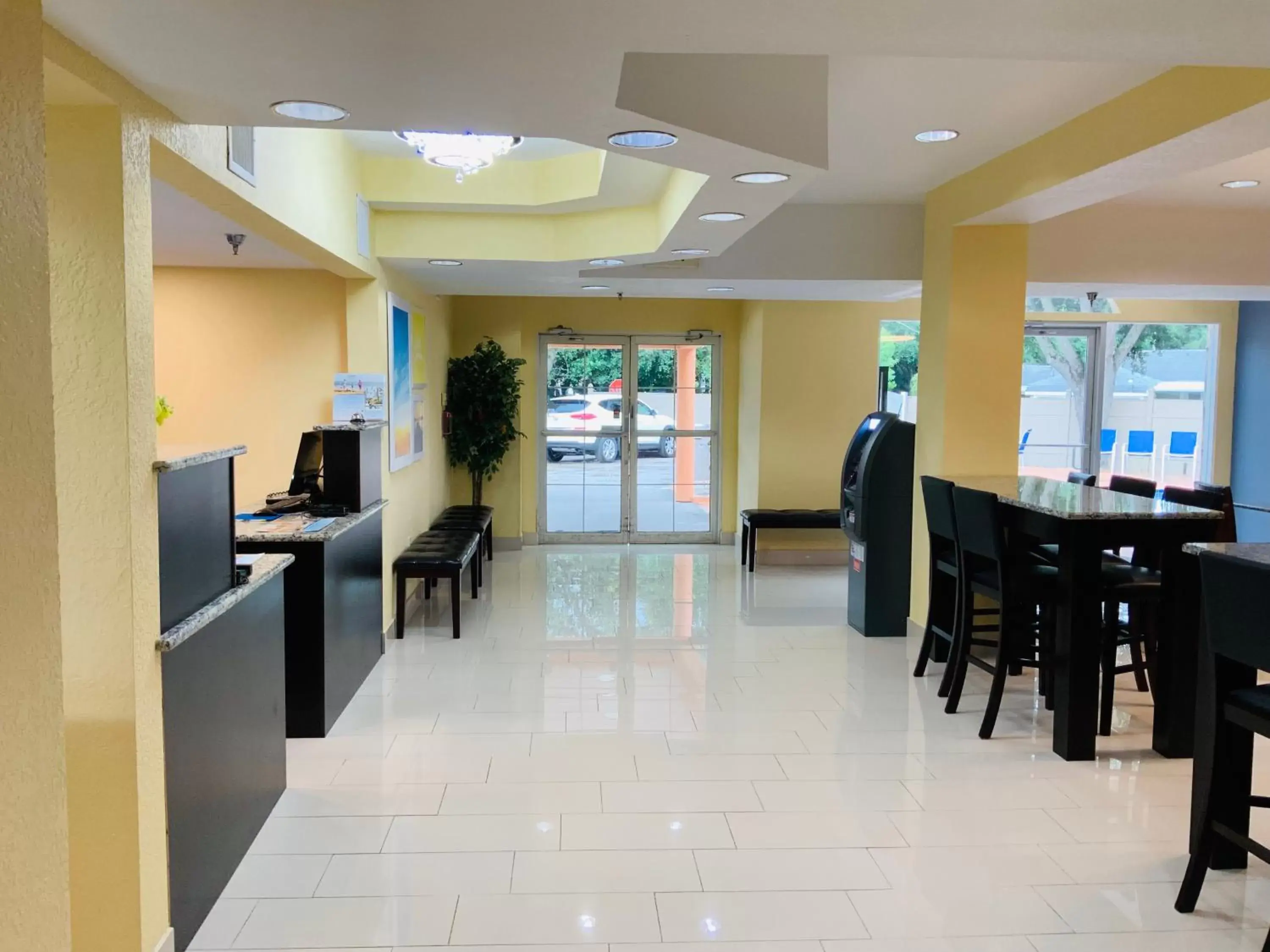 Lobby or reception in Days Inn & Suites by Wyndham Tampa/Raymond James Stadium