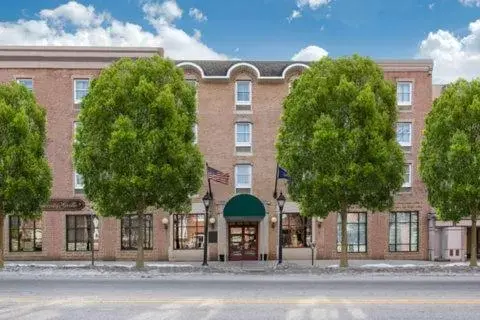 Facade/entrance, Property Building in Clarion Hotel & Suites University-Shippensburg