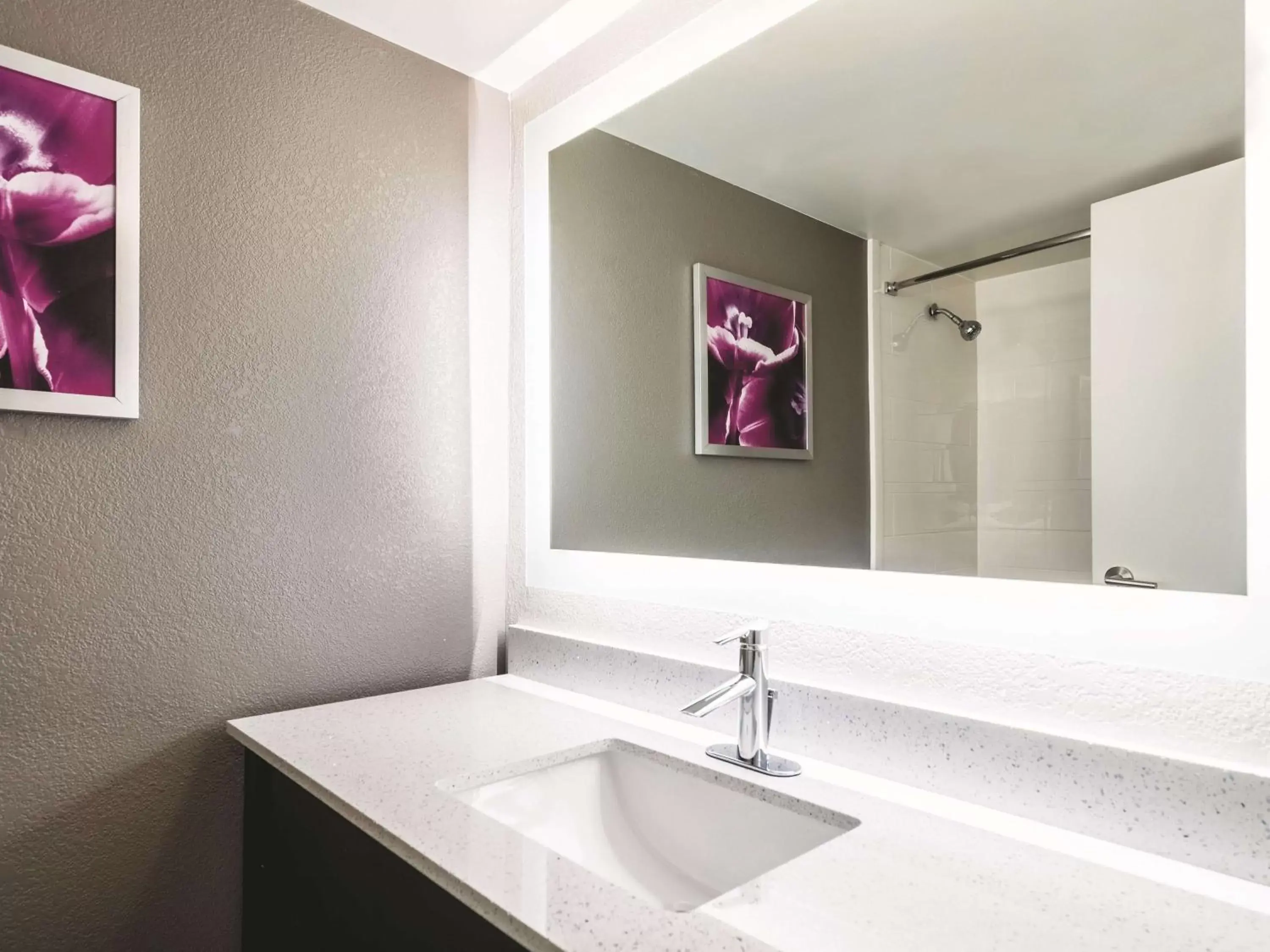 Photo of the whole room, Bathroom in La Quinta by Wyndham Cincinnati Sharonville