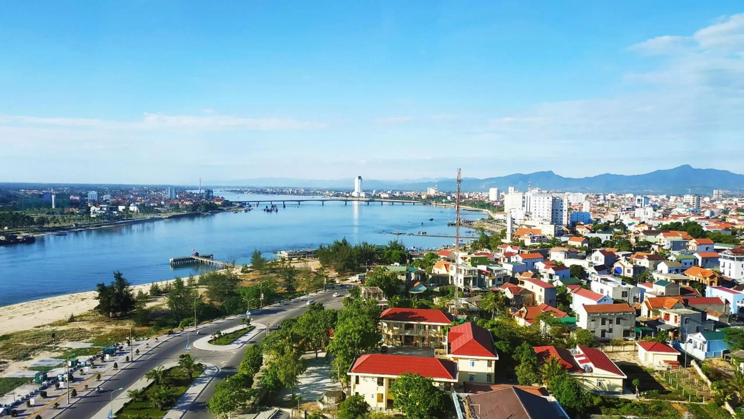 Neighbourhood, Bird's-eye View in Muong Thanh Luxury Nhat Le Hotel