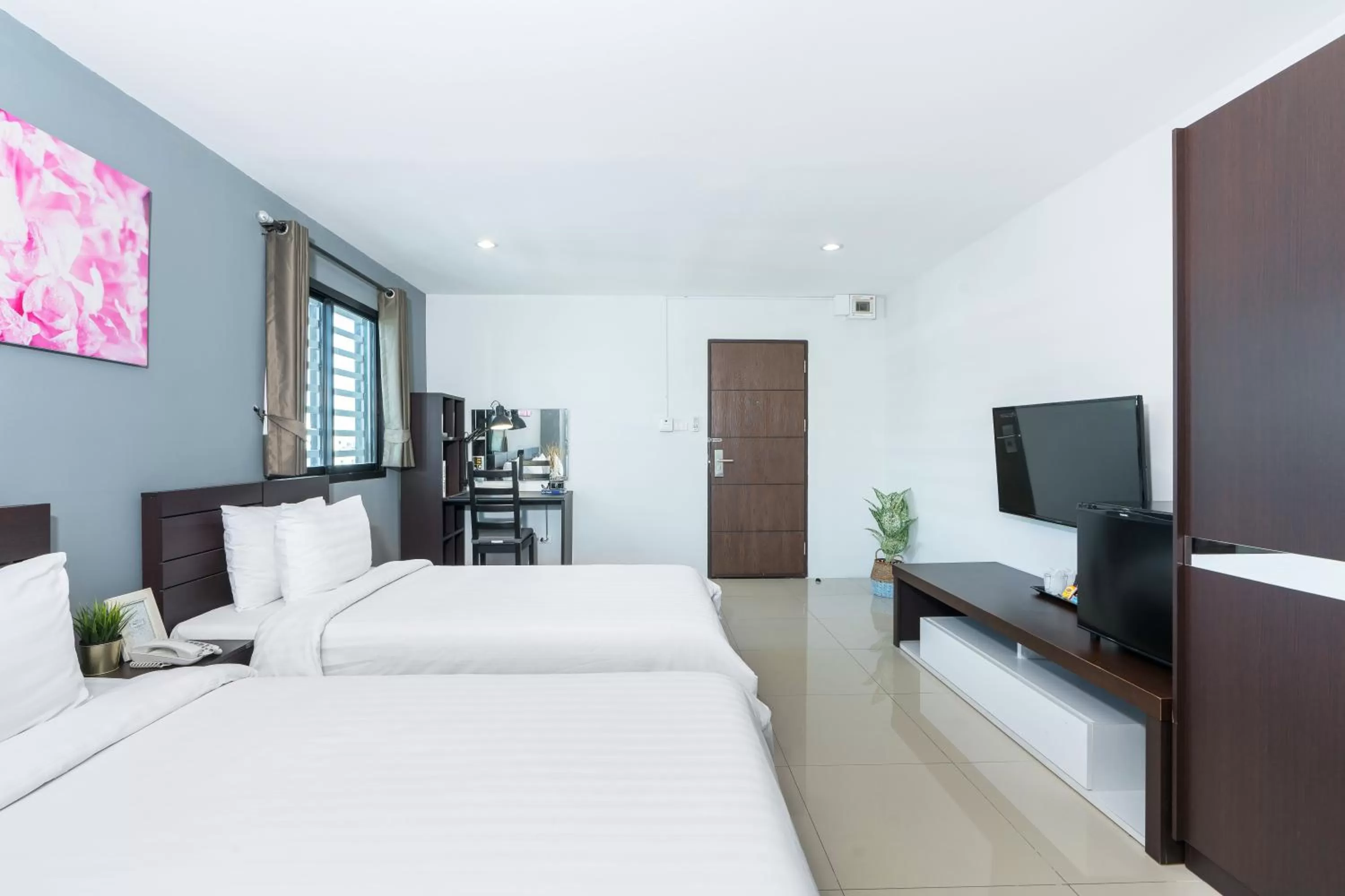 Photo of the whole room, Bed in De Botan Srinakarin Hotel & Residence