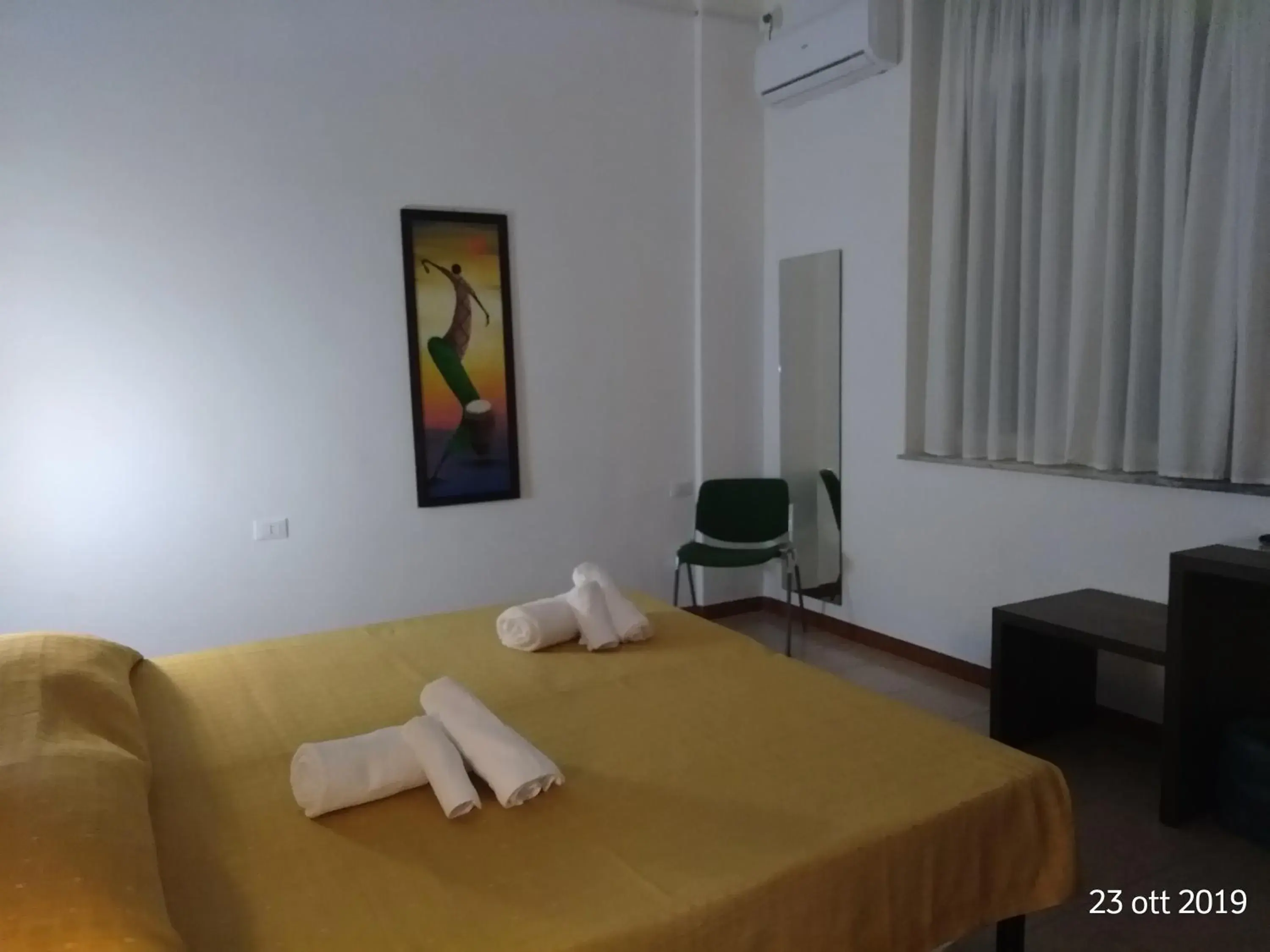 Communal lounge/ TV room, Bed in Hotel Virgilio